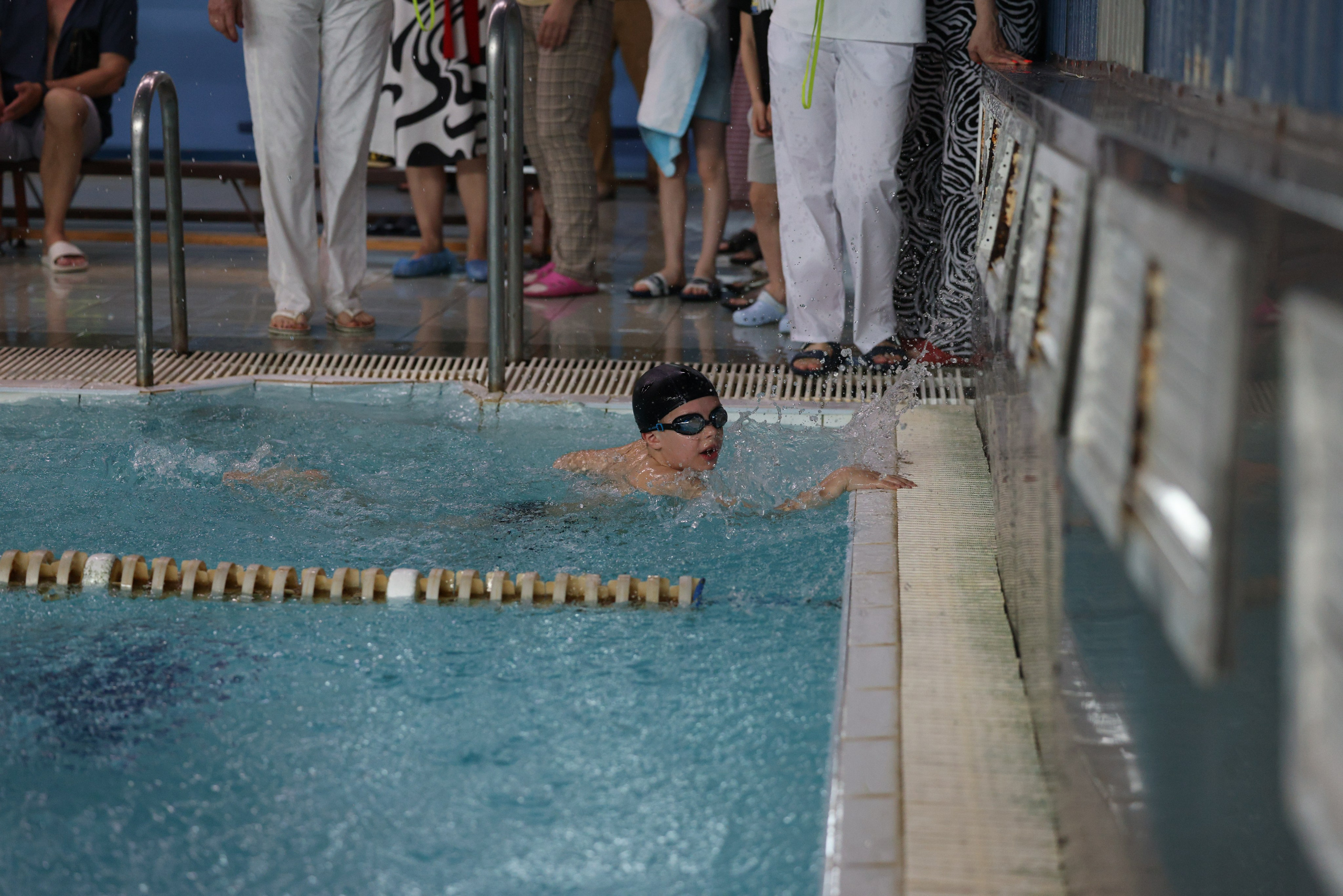 Веселый дельфин. Плавание. Дети 8-9 лет. Фотограф Александр Заломаев