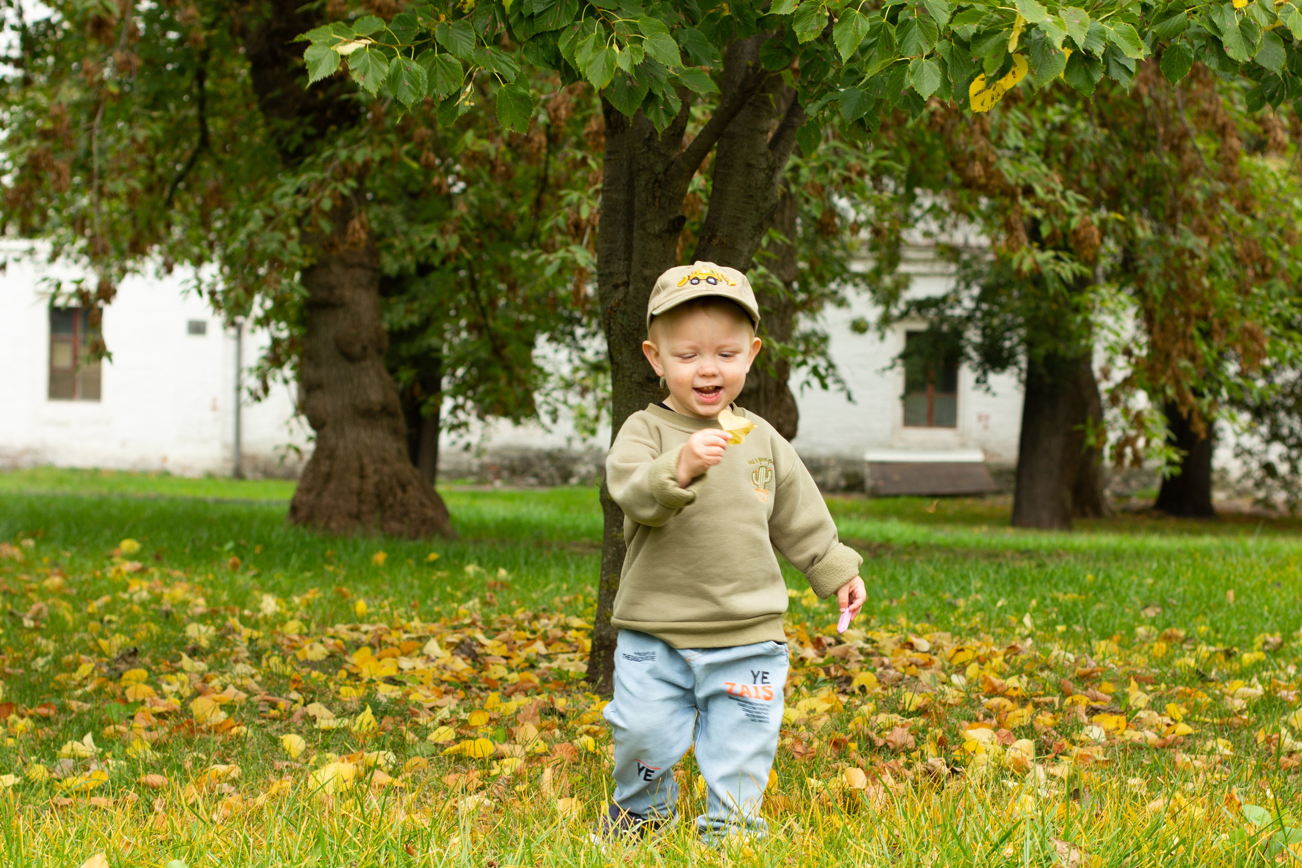 Уличная фотосессия мама и малыш. Детский и семейный фотограф в Москве и МО