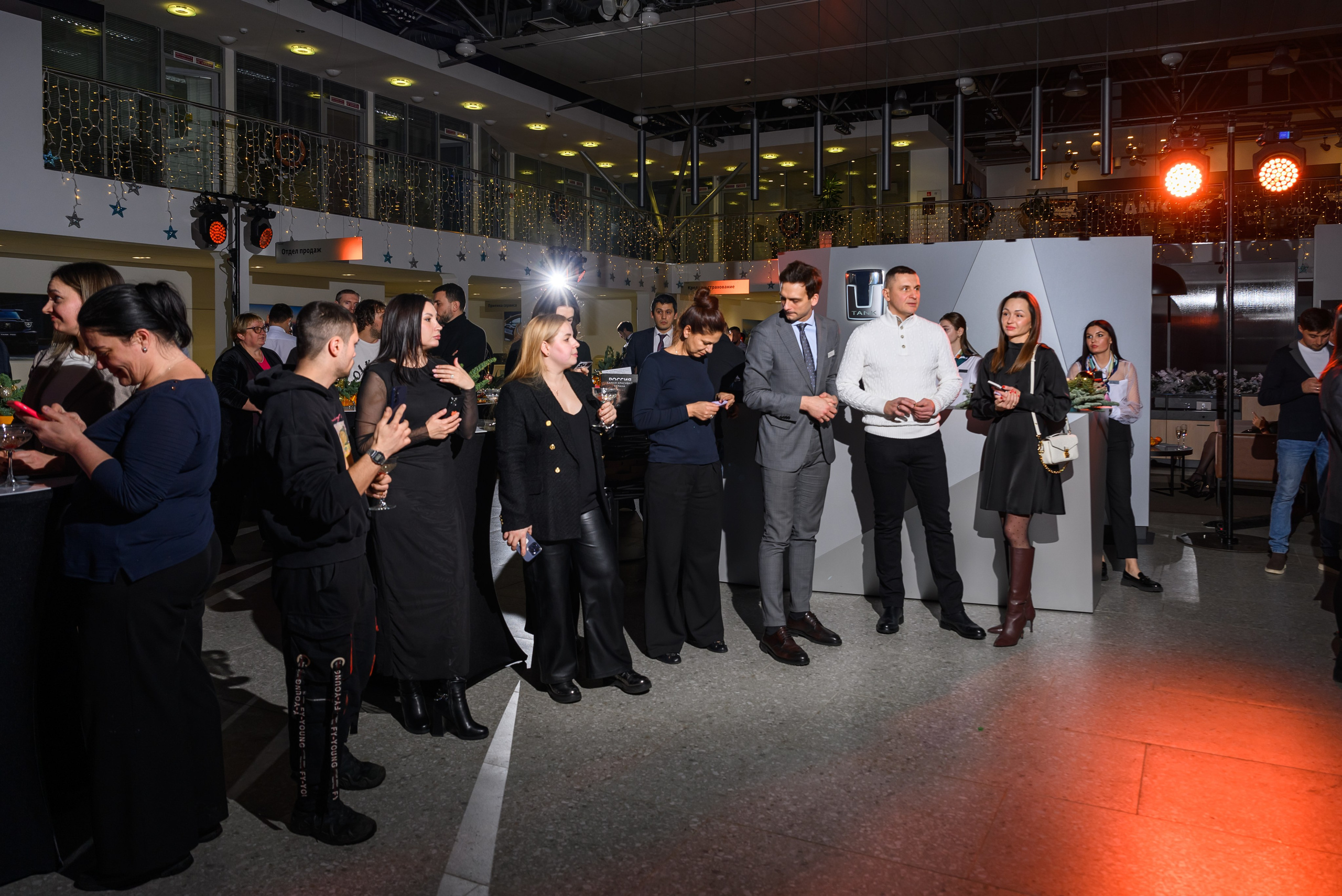 Автосалон Танк. Свадебный фотограф Москва Юрий Кульман