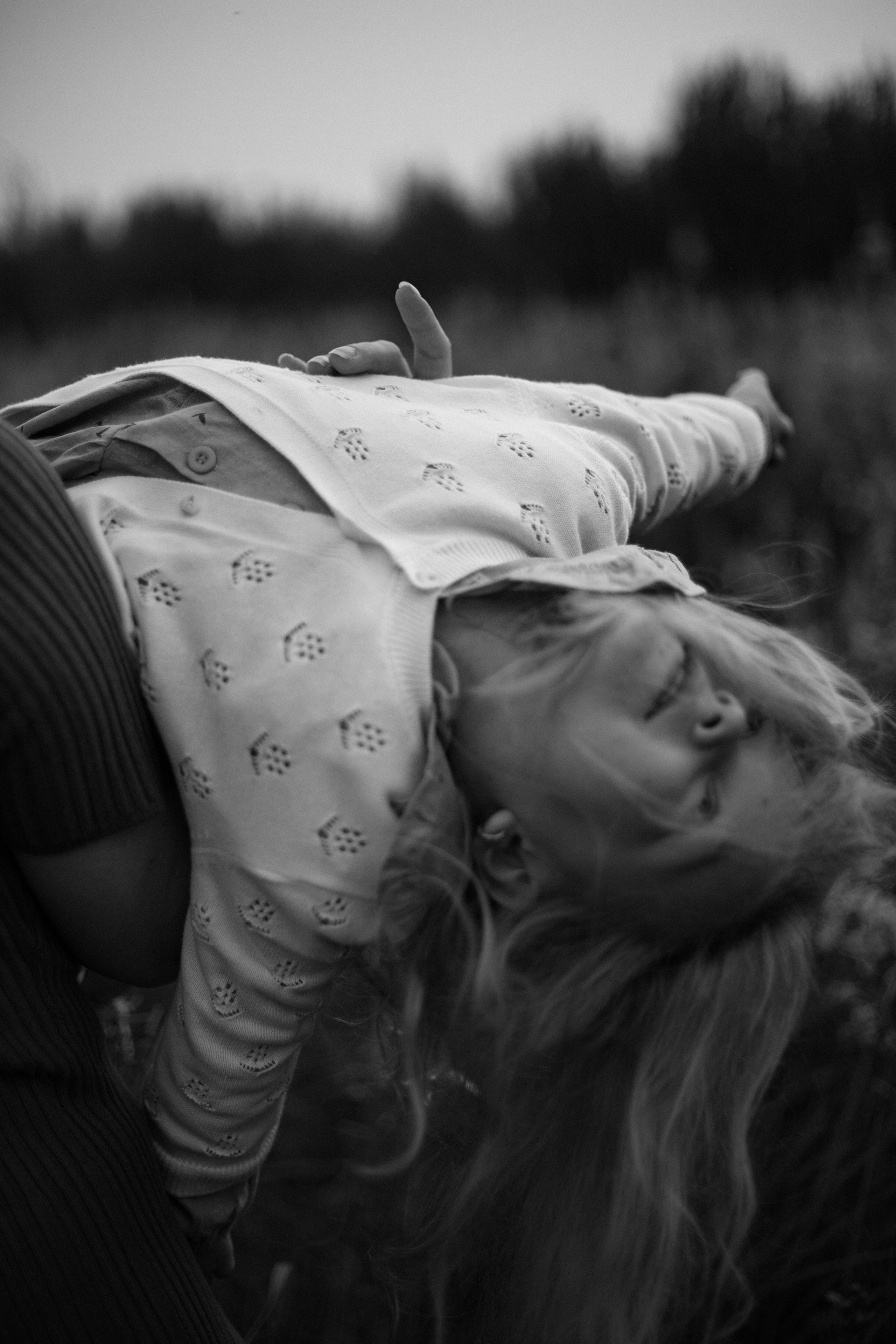 Семейная фотосъемка в поле летом 2023. Марина Рерих — портретный фотограф в Екатеринбурге