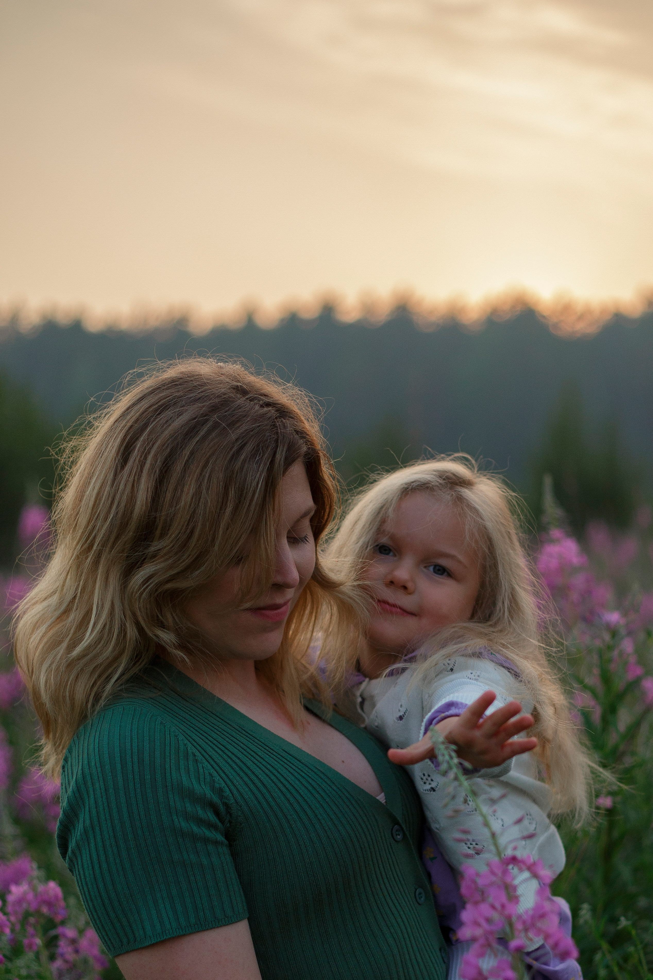 Семейная фотосъемка в поле летом 2023. Марина Рерих — портретный фотограф в Екатеринбурге