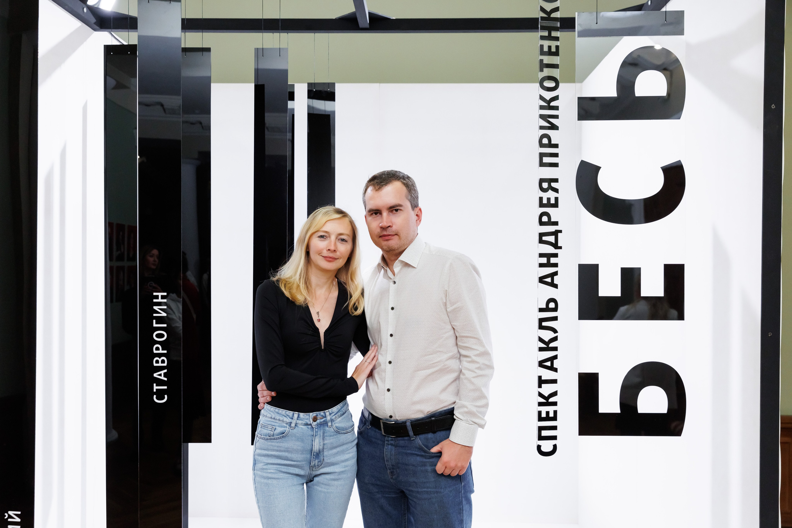 Красный факел — фотозона перед премьерой спектакля. Фотограф Новосибирск — Наталья Гресь