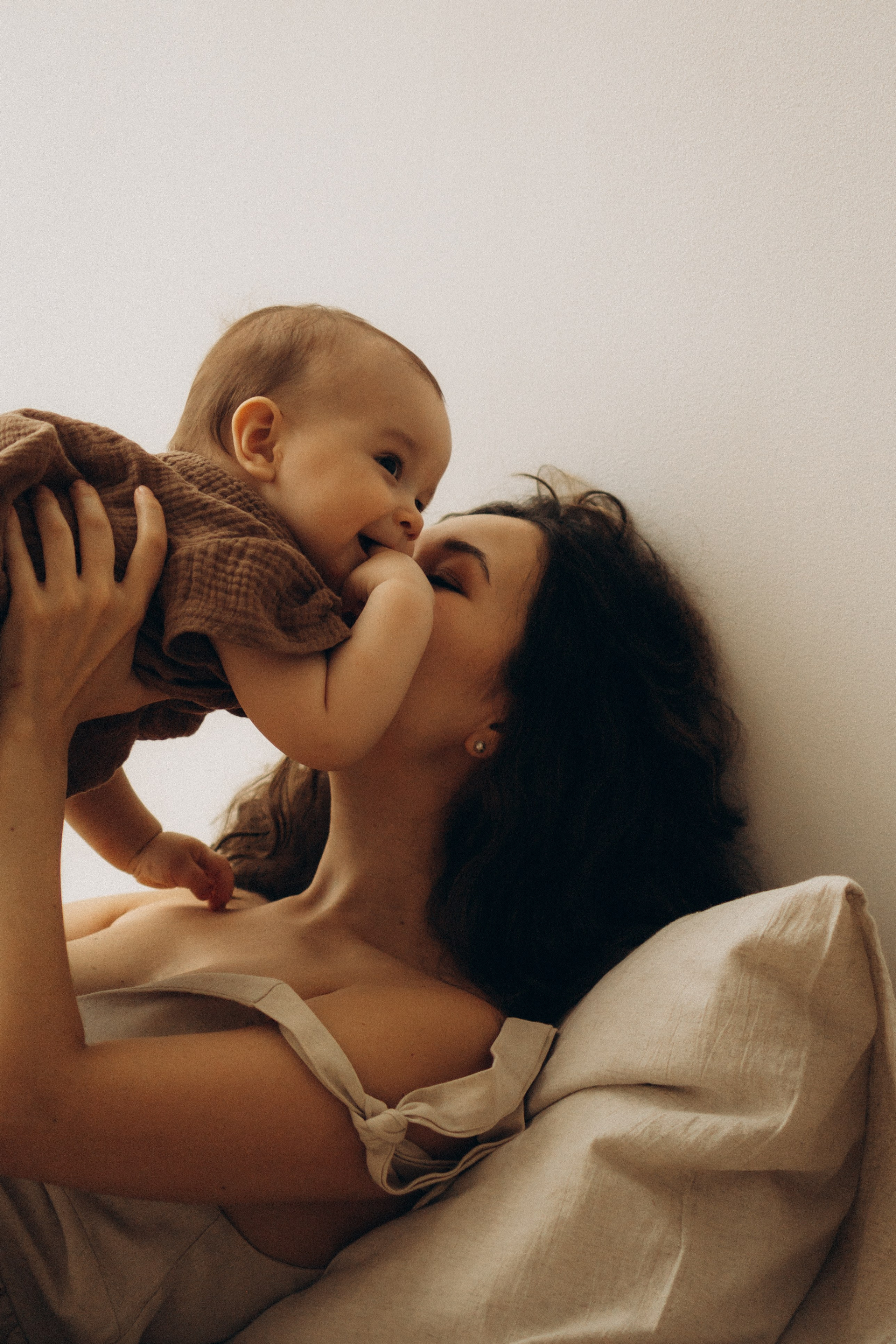 Регина и малыш Дима. Семейный, домашний, ньюборн фотограф Москва Цветкова Елизавета