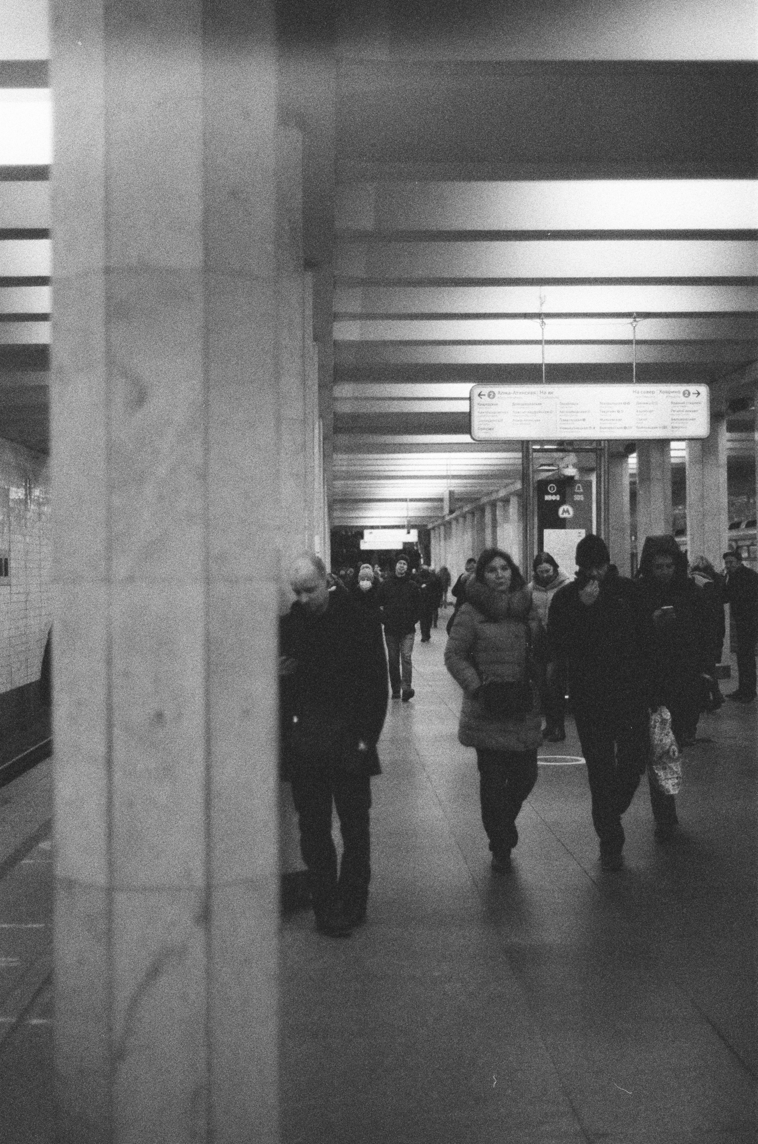 Фотосерия «Час пик»: динамика городской суеты в моменты транспортного и человеческого потока, игра света, тени и контраста в хронике городского движения. Фотограф: Ожерельев Лев