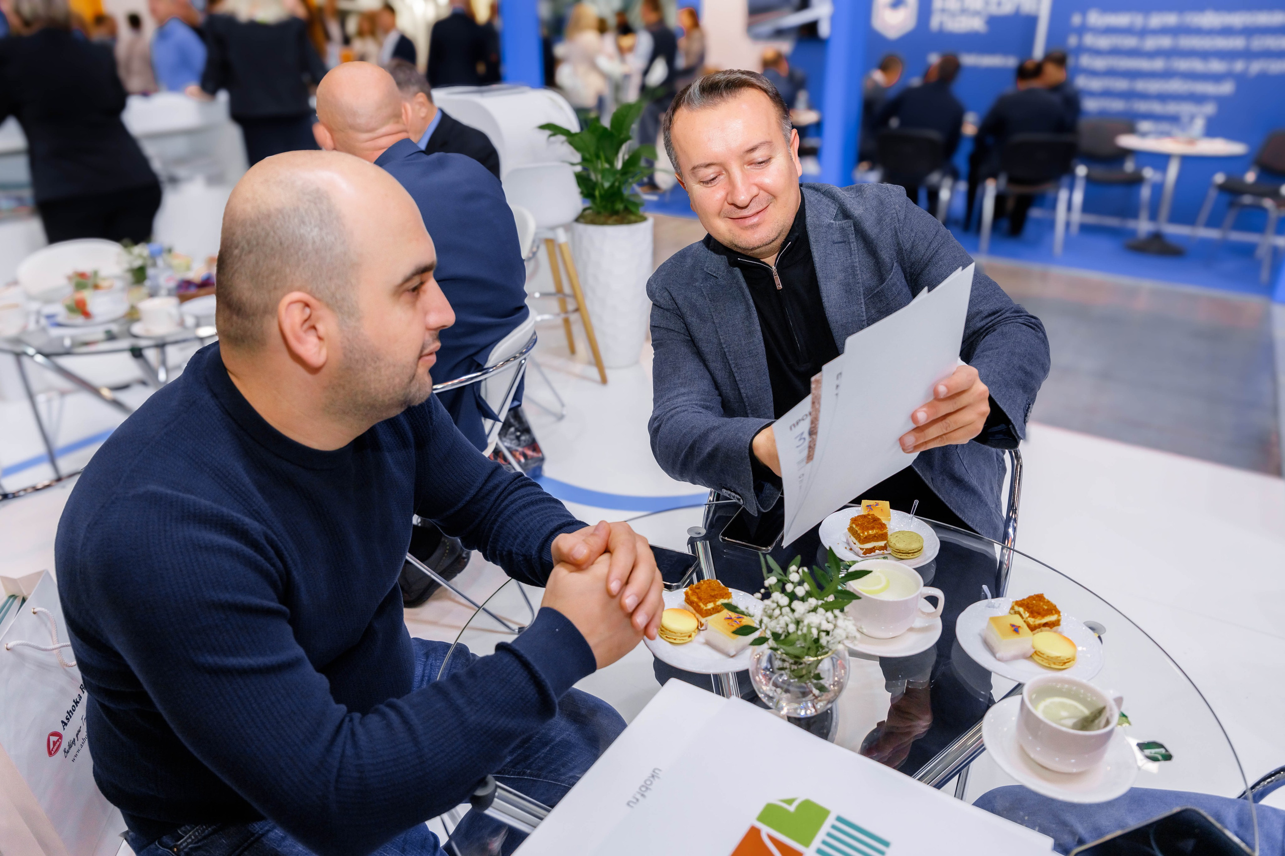 PulpFor, Работа стенда ОБФ (Объединенные бумажные фабрики). Репортажный фотограф в Москве Сергей Мирошников