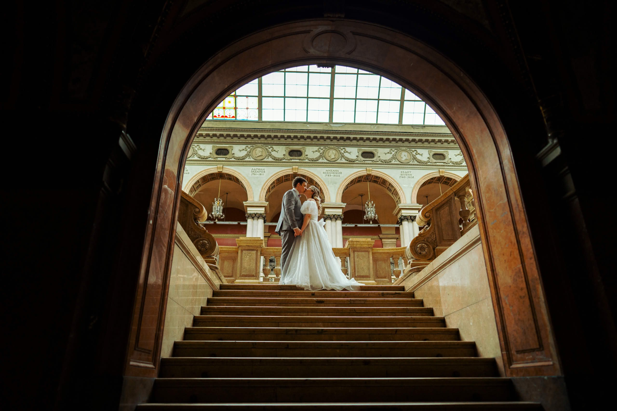 Свадебная пара в арочном проёме Академии Штиглица