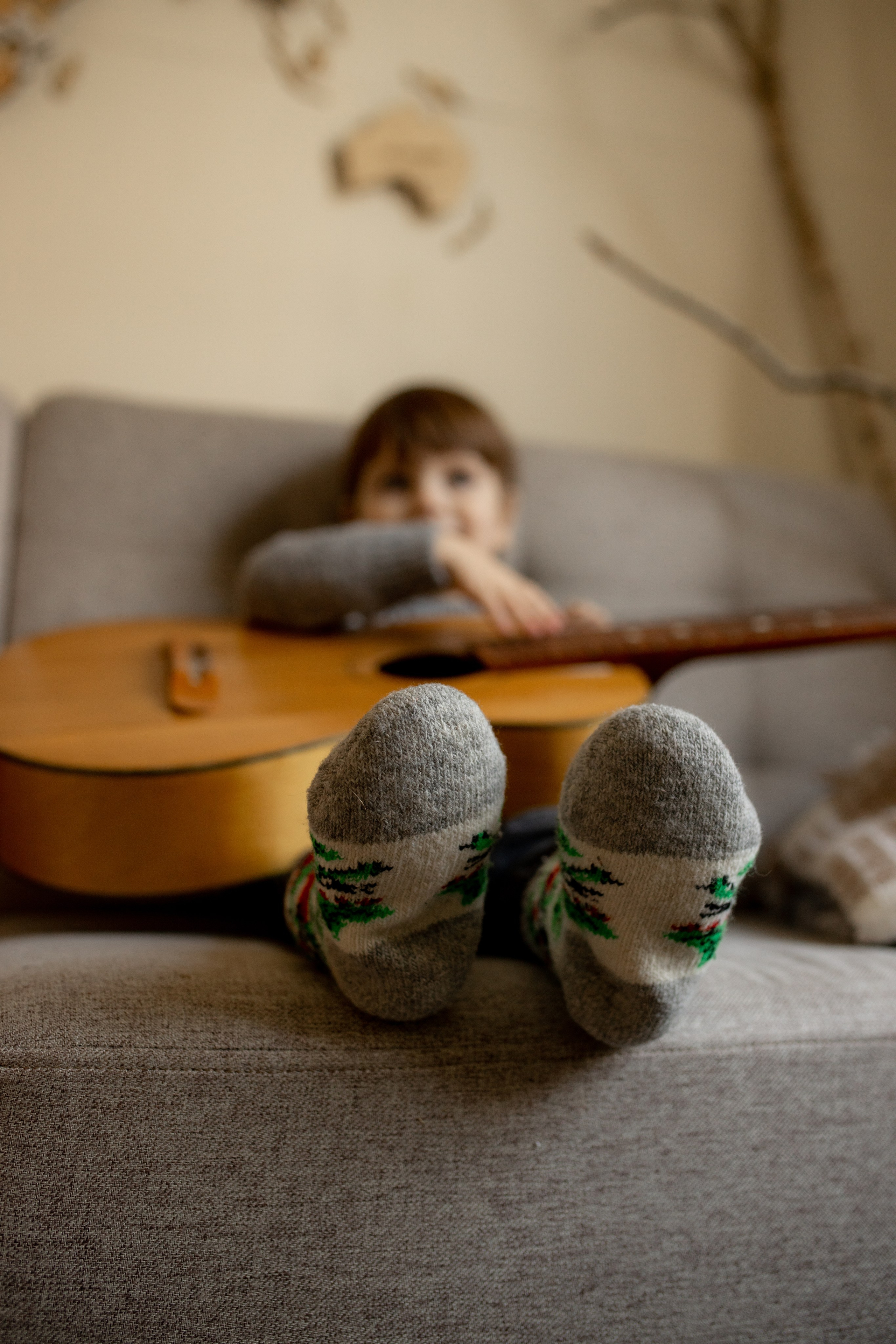 мальчик с гитарой в шерстяных носках