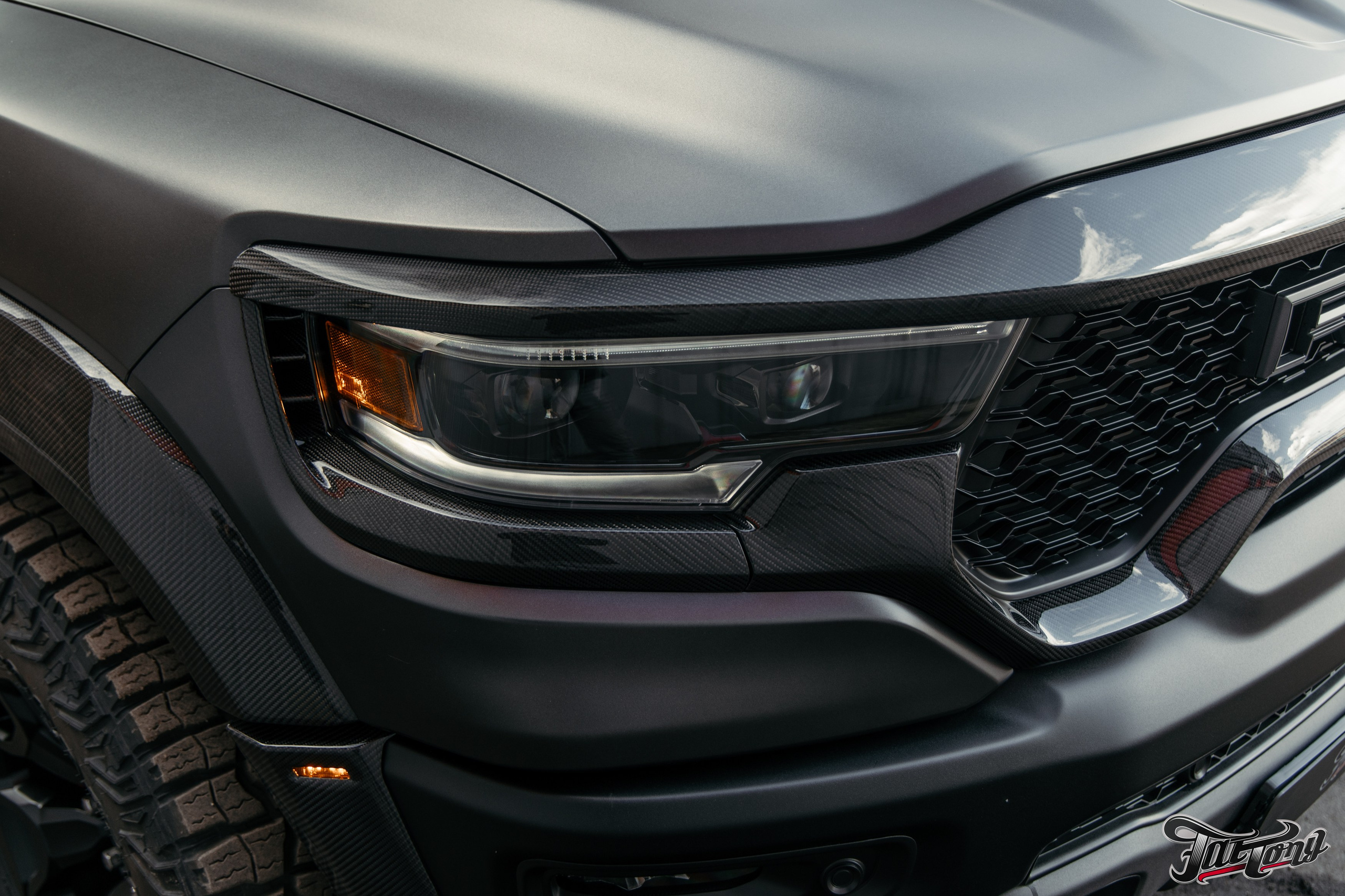 Ram TRX ламинация карбоном внешних элементов кузова, салона и установка распорки. DeLorein