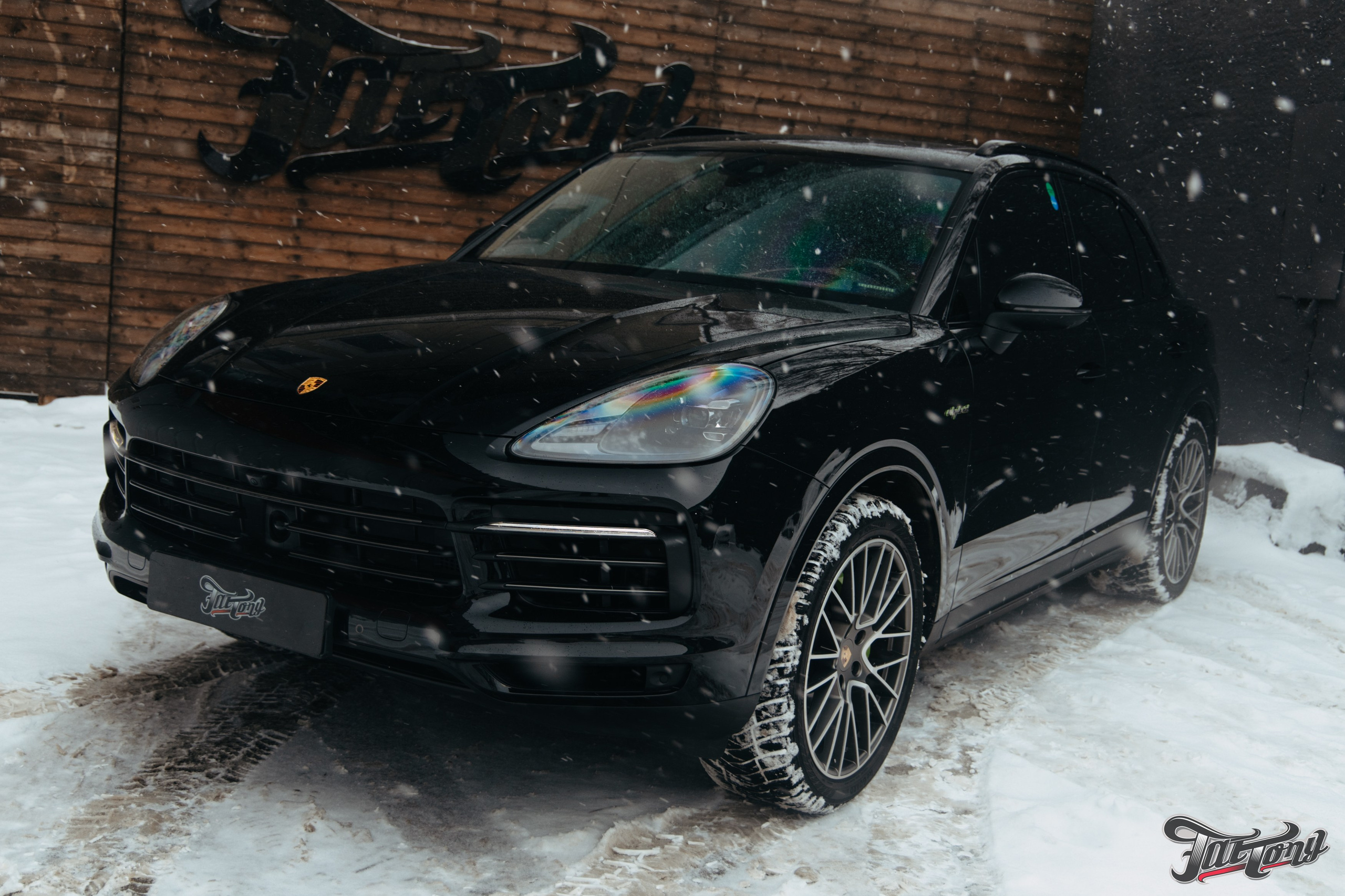 Porsche Сayenne пошив потолка в коричневую алькантару. DeLorein