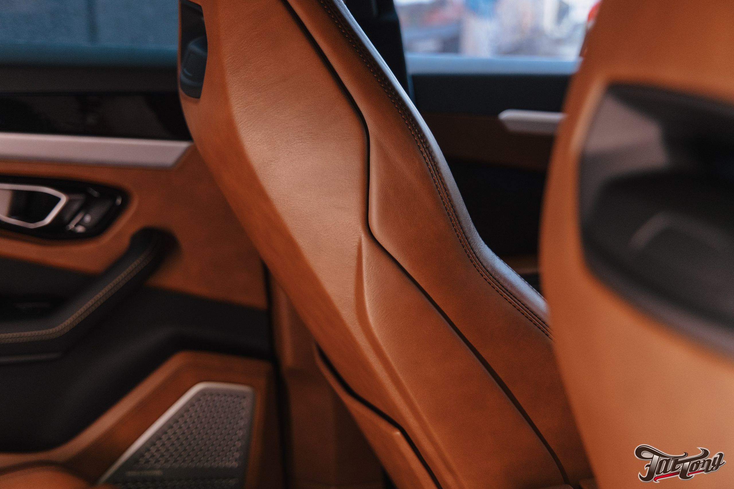 Lamborghini Urus перешив поврежденных элементов салона, окрас капота и деталей. DeLorein