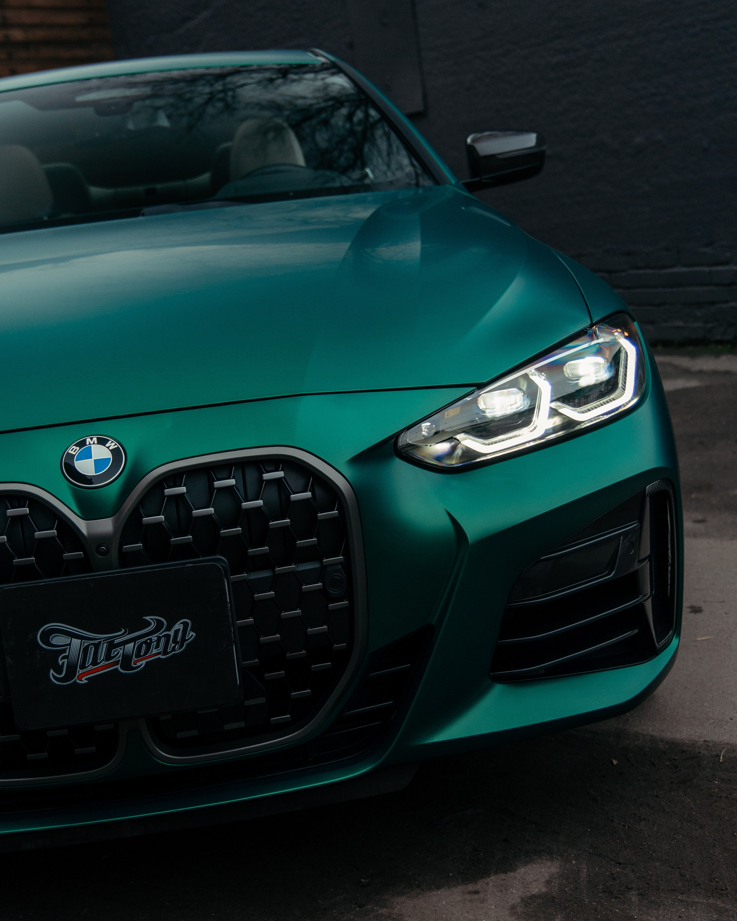 BMW 440i оклейка в цветной полиуретан Wematec matt green chrome с проемами. DeLorein