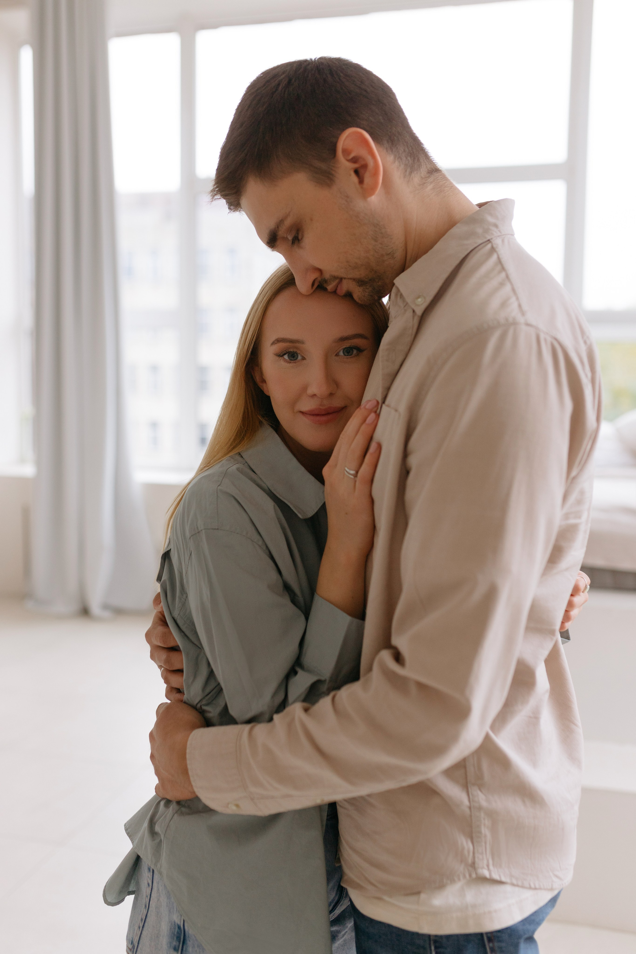 Парная фотосессия в минималистичной студии. Сестры Карабаза. Фотографы и ретушеры в Москве и Санкт-Петербурге