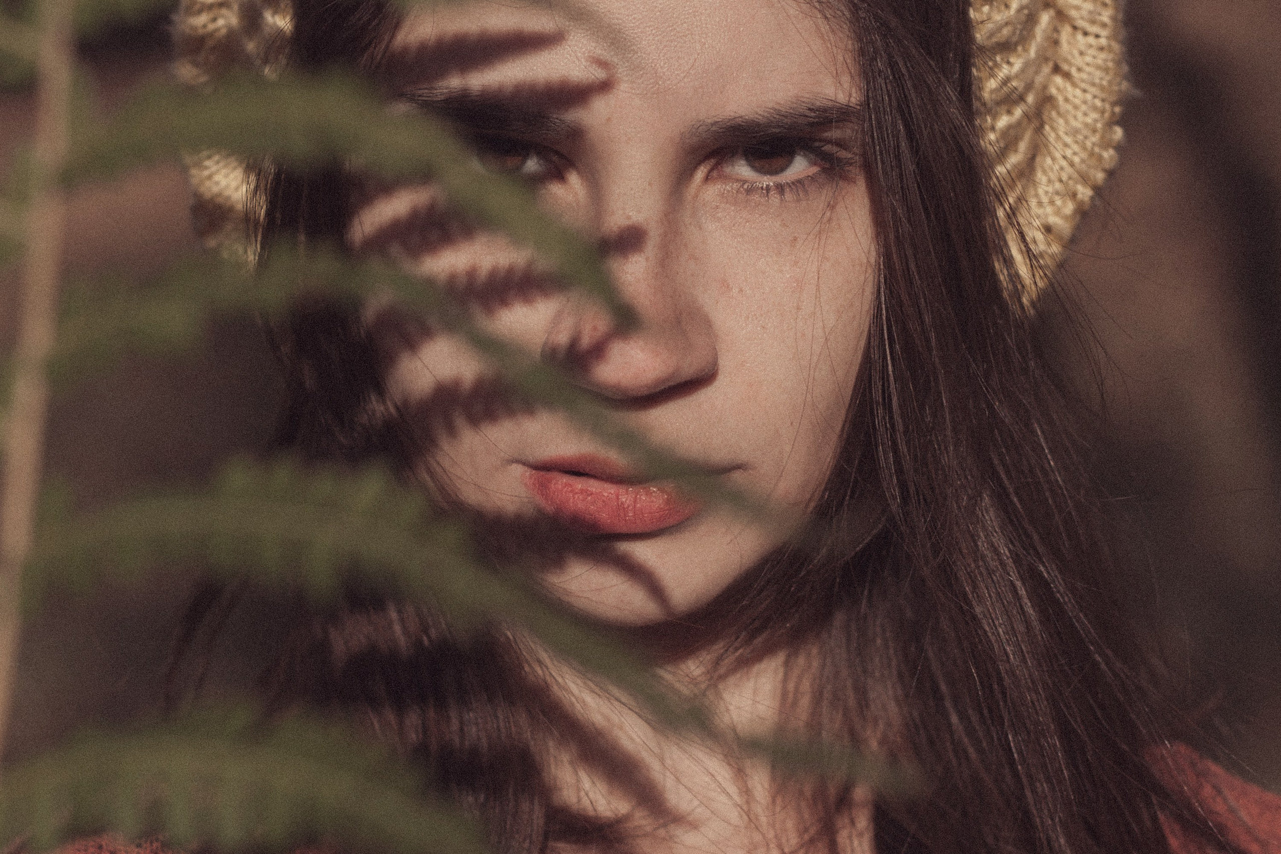 Ксения и папоротник / Ак-Кайын. Фотограф Наталья Гончарова. Снимаю живые портреты в Алматы