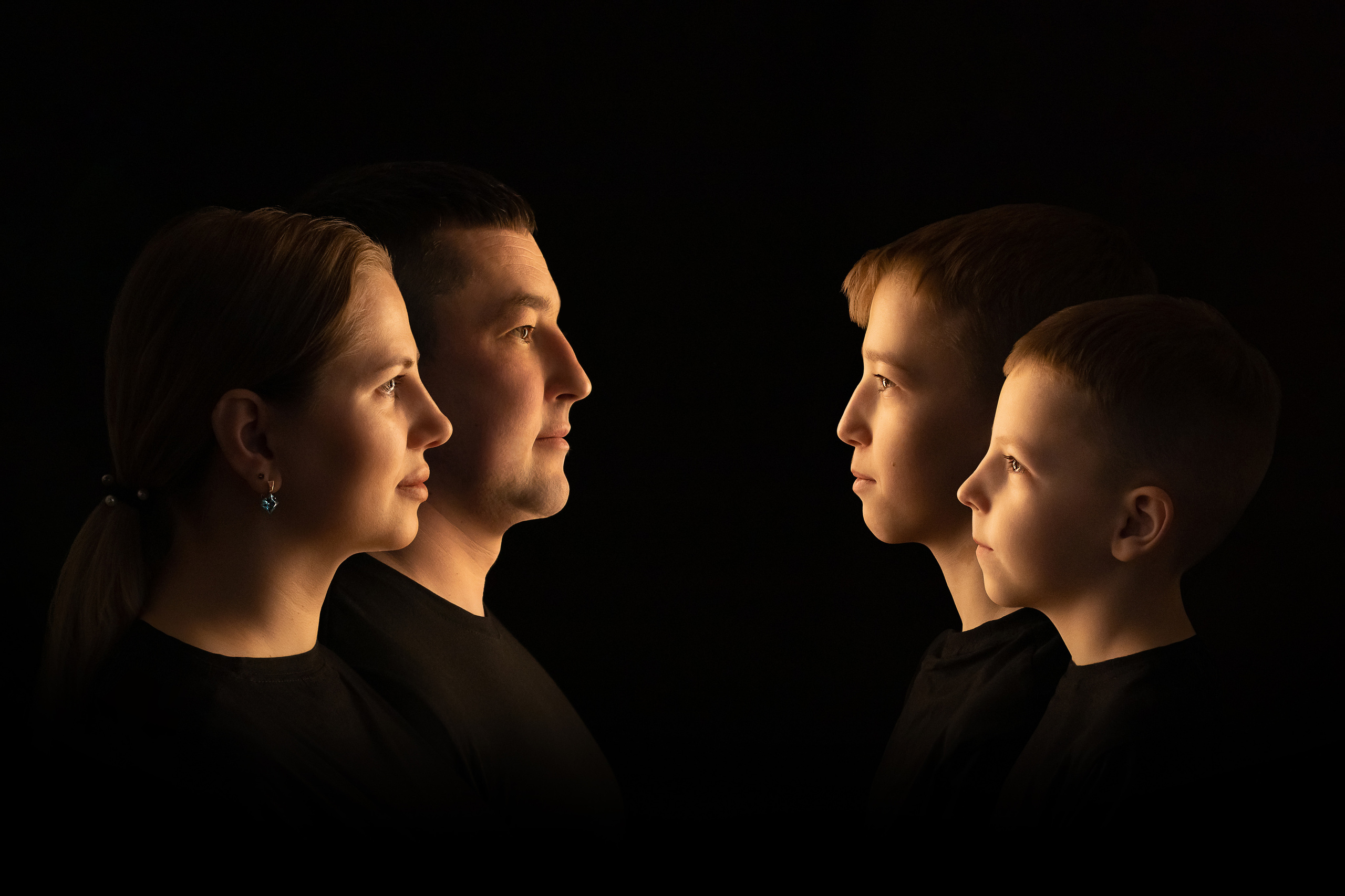 Семейный портрет в профиль черный фон