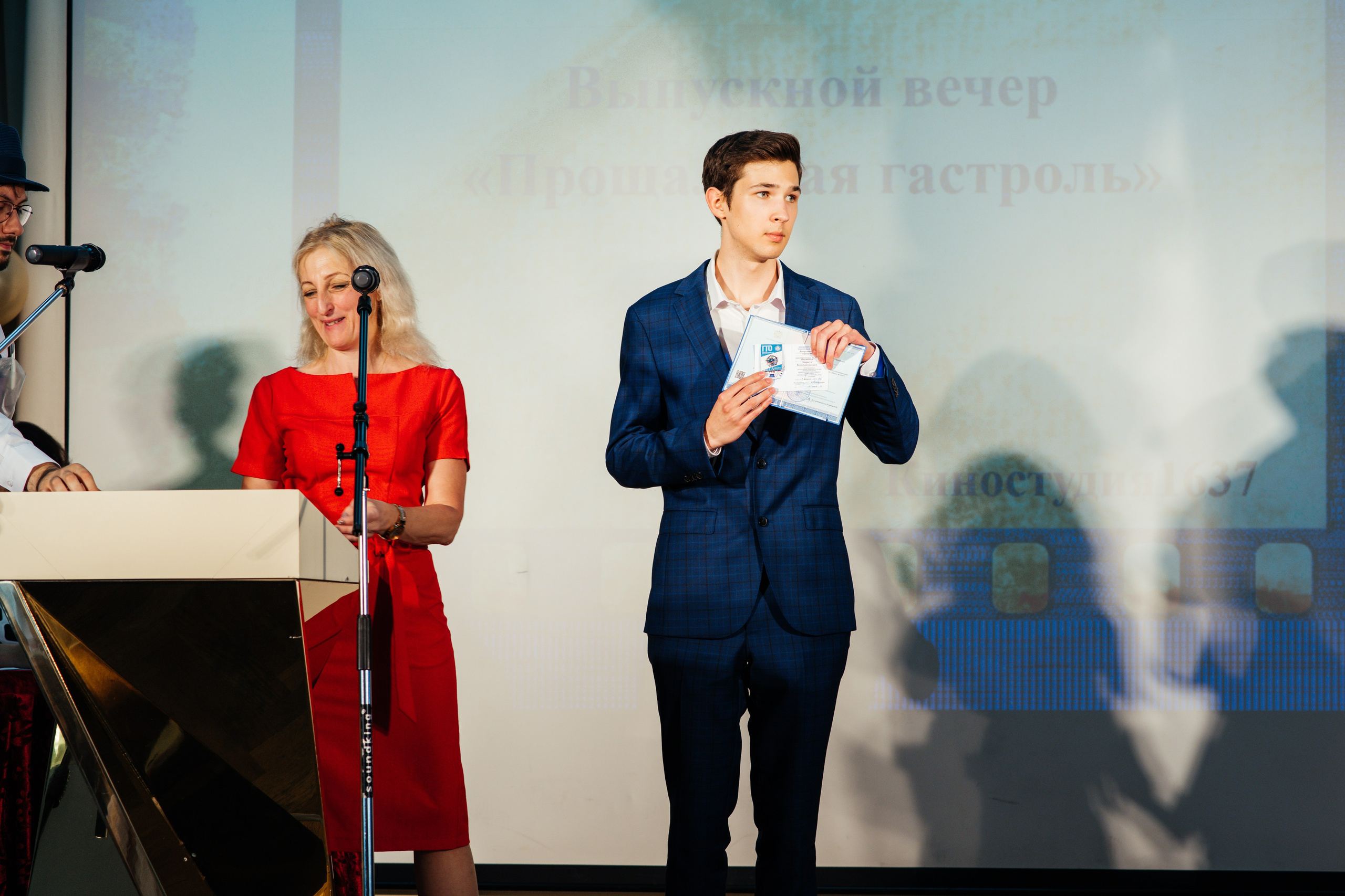 Вручение аттестатов. Выпускные альбомы в Подольске Москве и МО