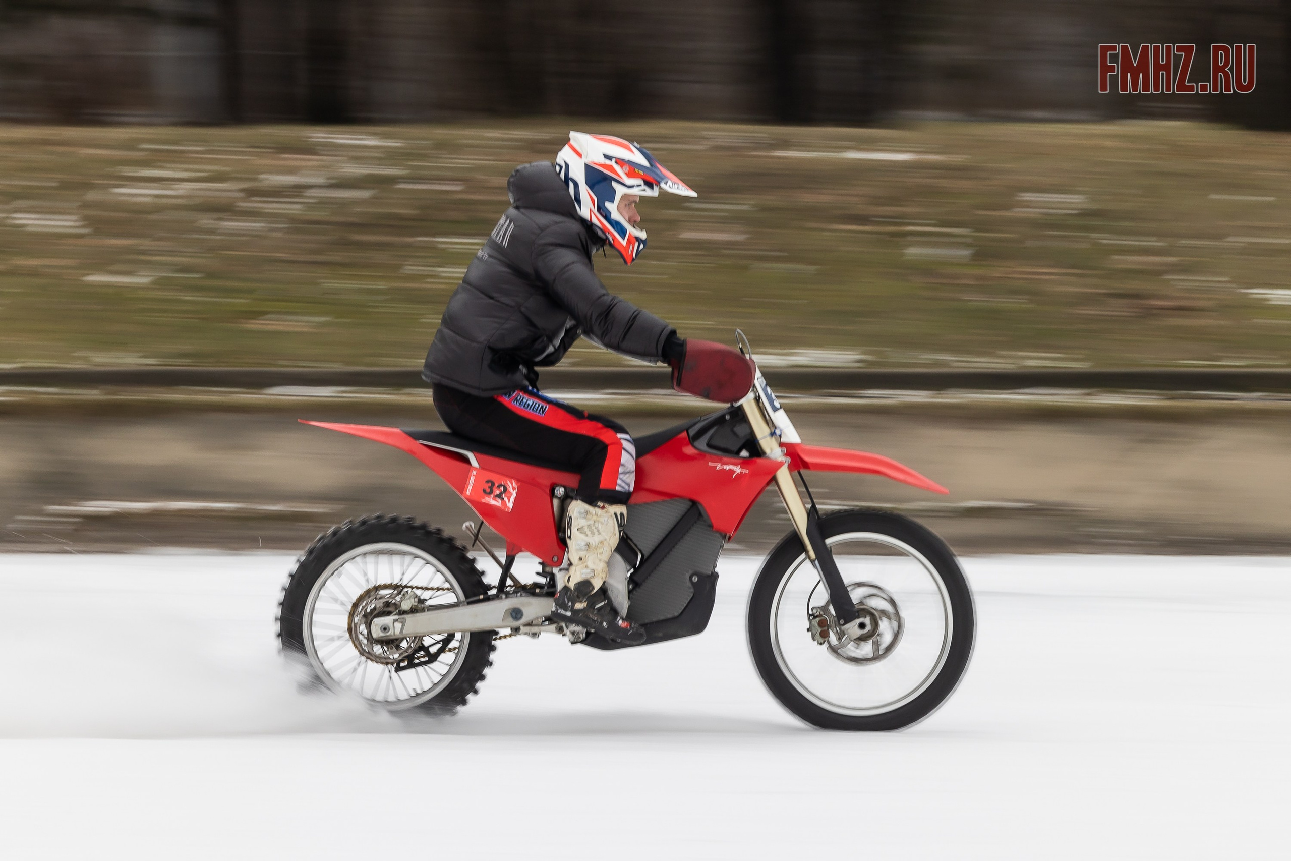 Первый этап Кубка МФР по мотокроссу на льду Большого Крылатского пруда в Москве. 8 февраля 2025 г. Фотограф Владимир Охрименко
