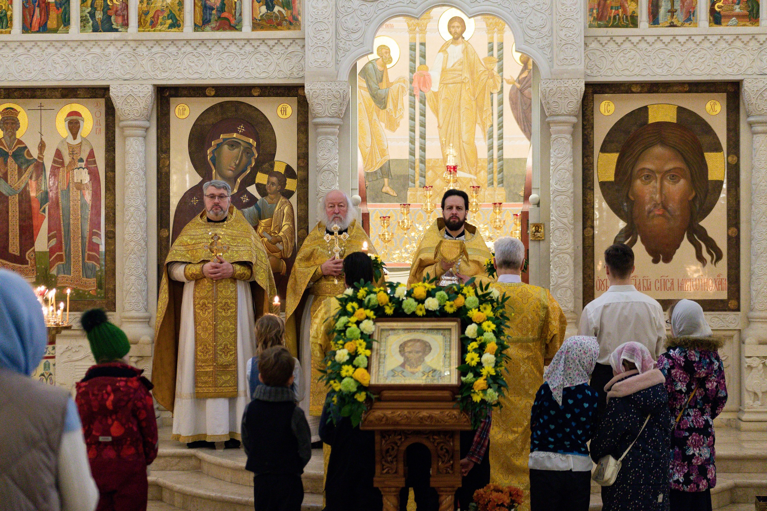 Праздничное богослужение Святителю Николаю 19 декабря. Интерьерный фотограф в Москве Роман Потапов