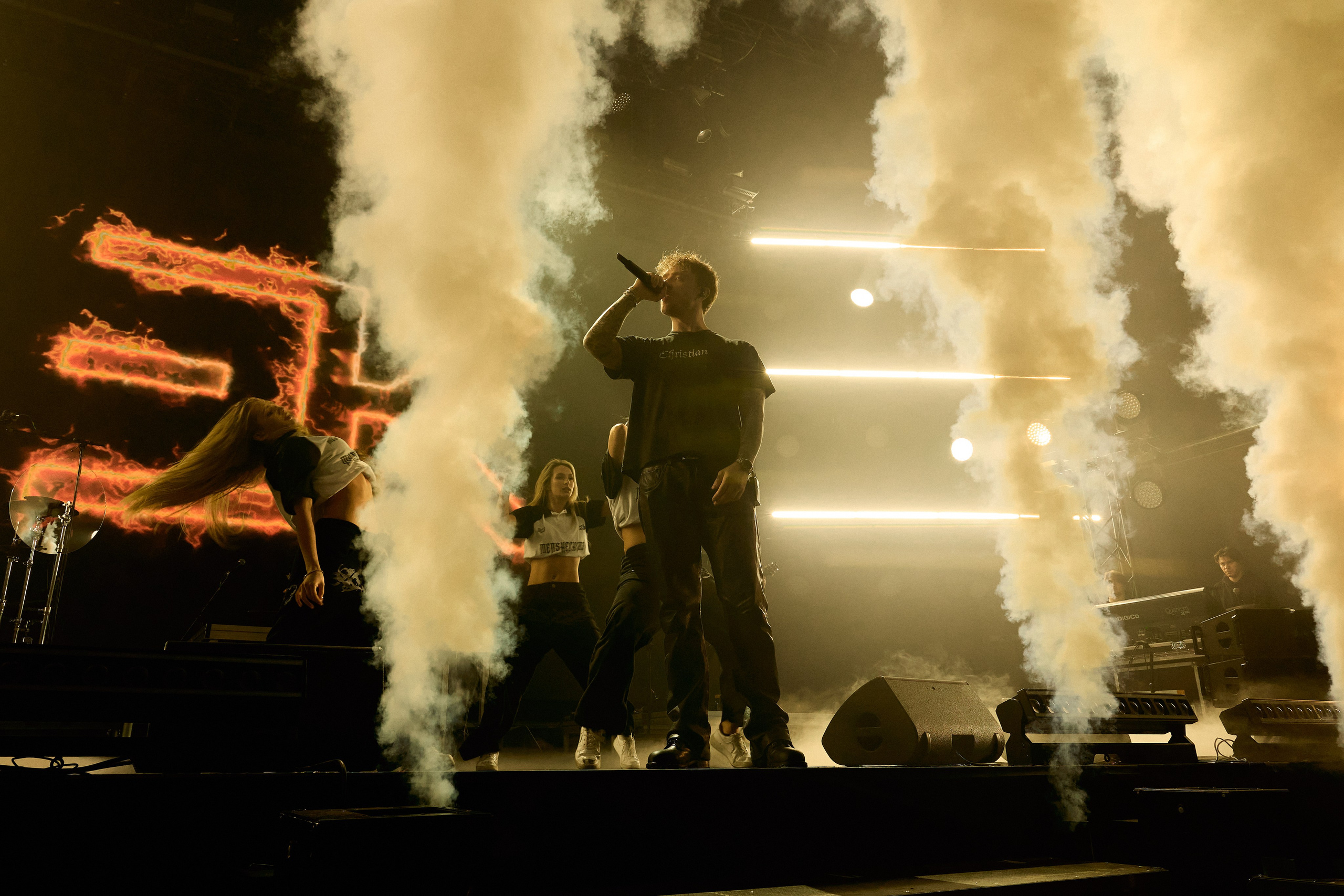 Egor Kreed. Святослав Лебедев | Рекламный фотограф — Коммерческая съемка, Арт-дирекшн, AI-интеграция