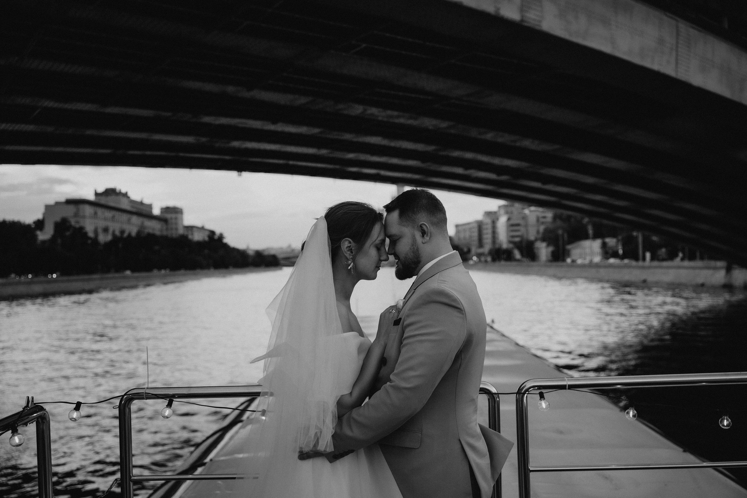 Утро невесты и свадебная фотосессия на теплоходе по Москве-реке