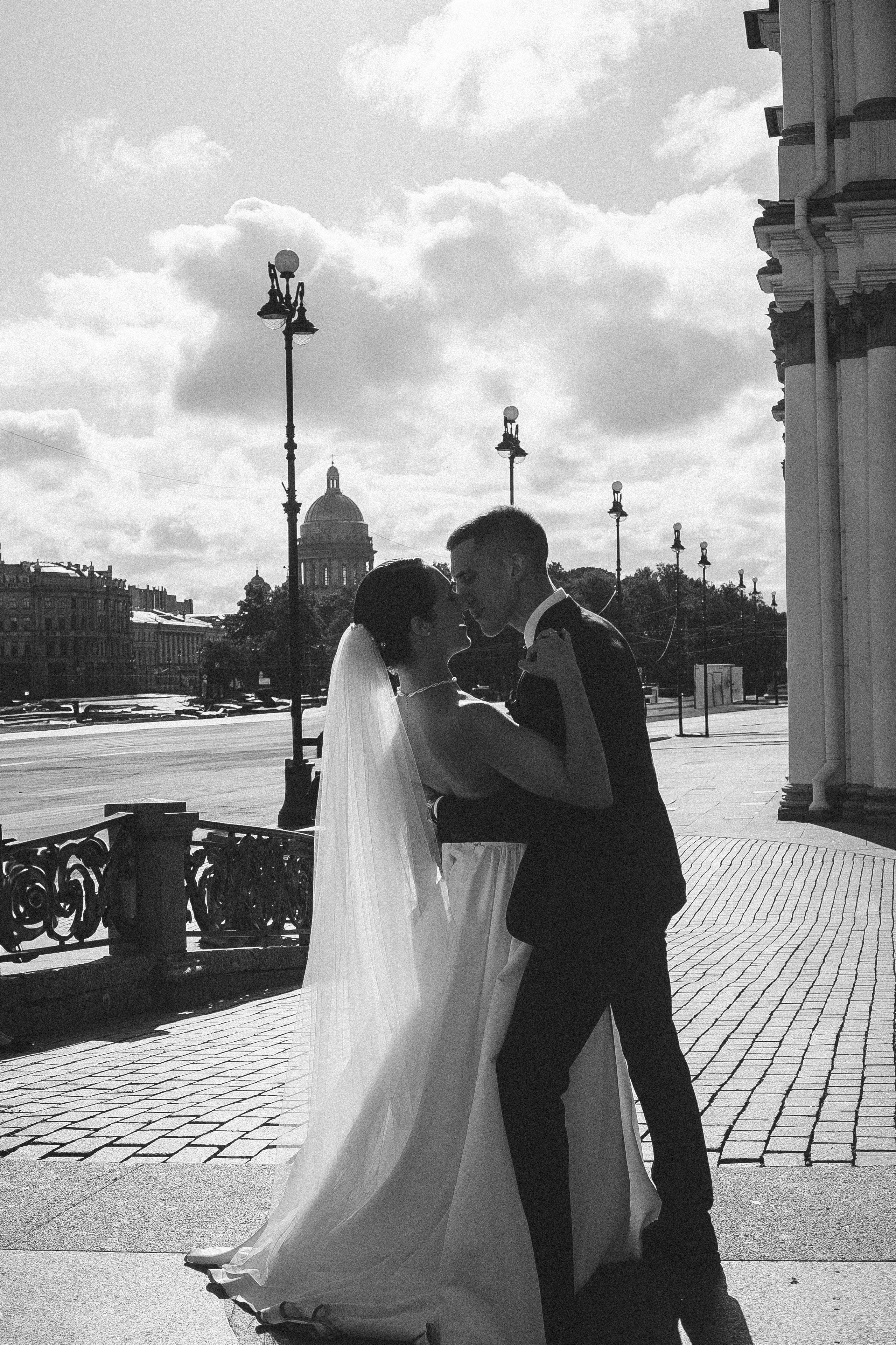 СВАДЕБНАЯ ПРОГУЛКА В САНТК-ПЕТЕРБУРГЕ (ИСАКИЕВСКИЙ СОБОР, ЗИМНЯЯ КАНАВКА, ЭРМИТАЖ И БОЛЬШАЯ МОРСКАЯ УЛИЦА). Профессиональный фотограф, Санкт-Петербург — Виктория Богомолова