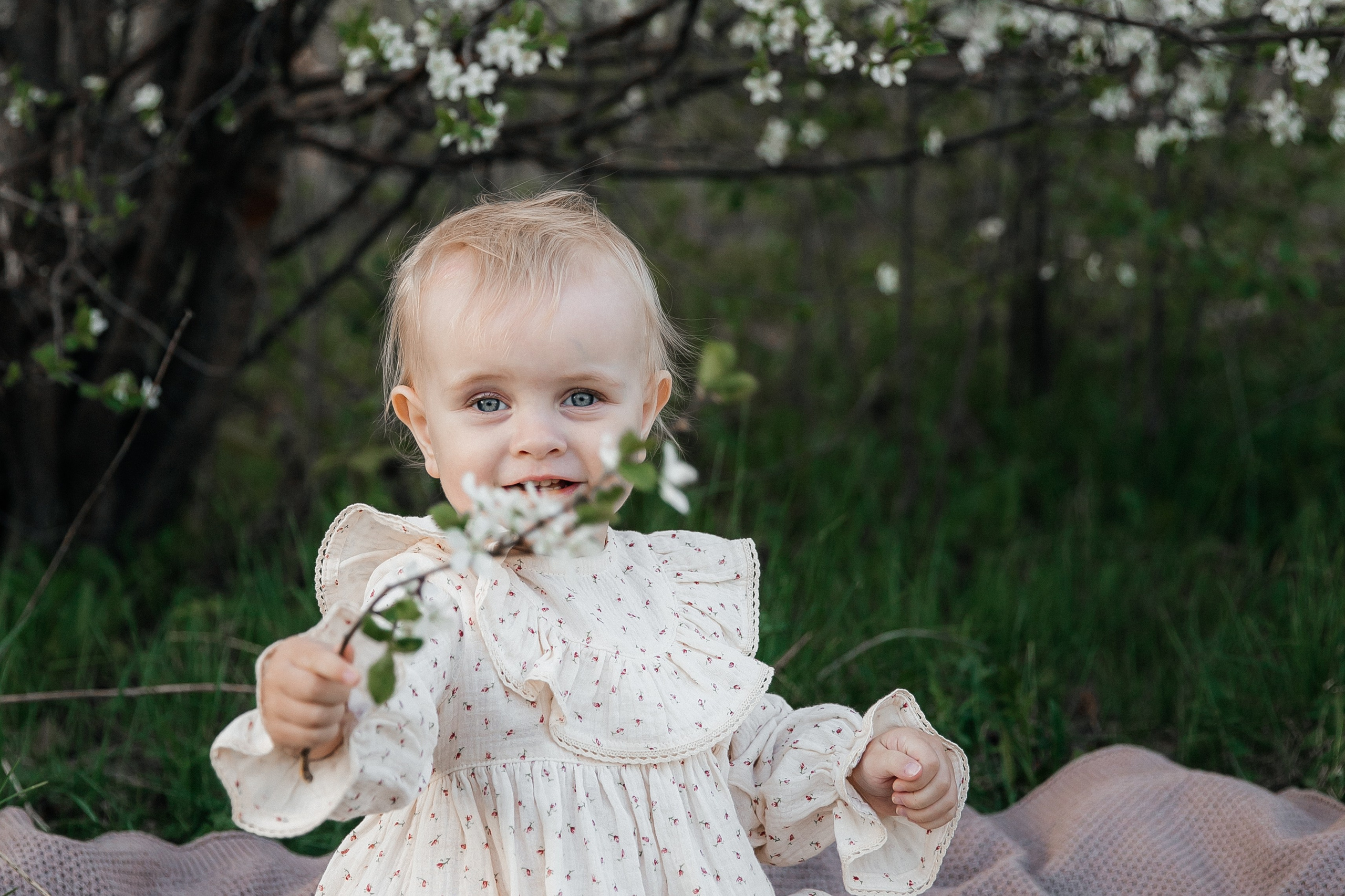 Катя и Маша в вишне. Семейный фотограф документалист в Пензе Лопатинская Татья