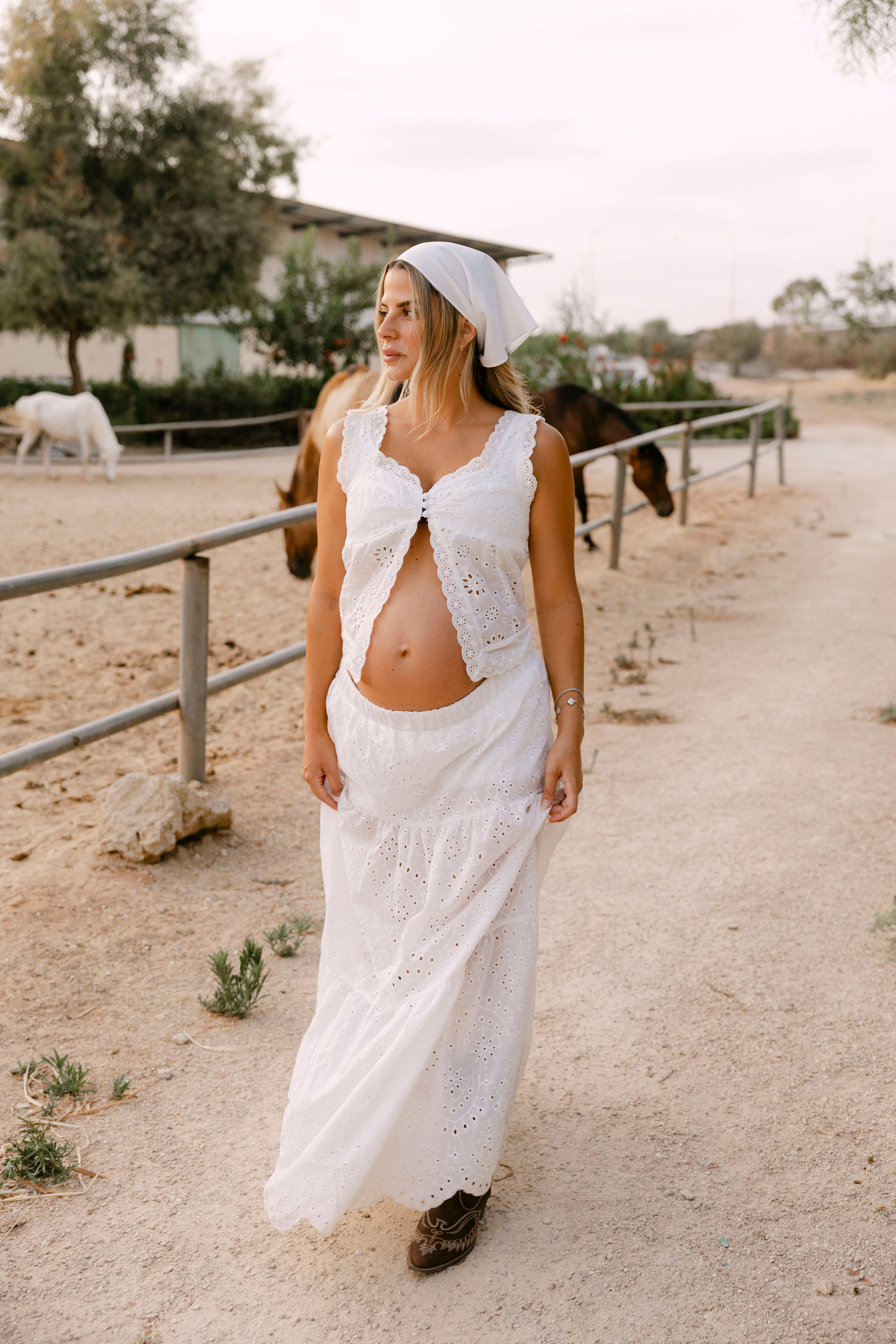 Pregnancy photoshoot at the horse farm. Главная