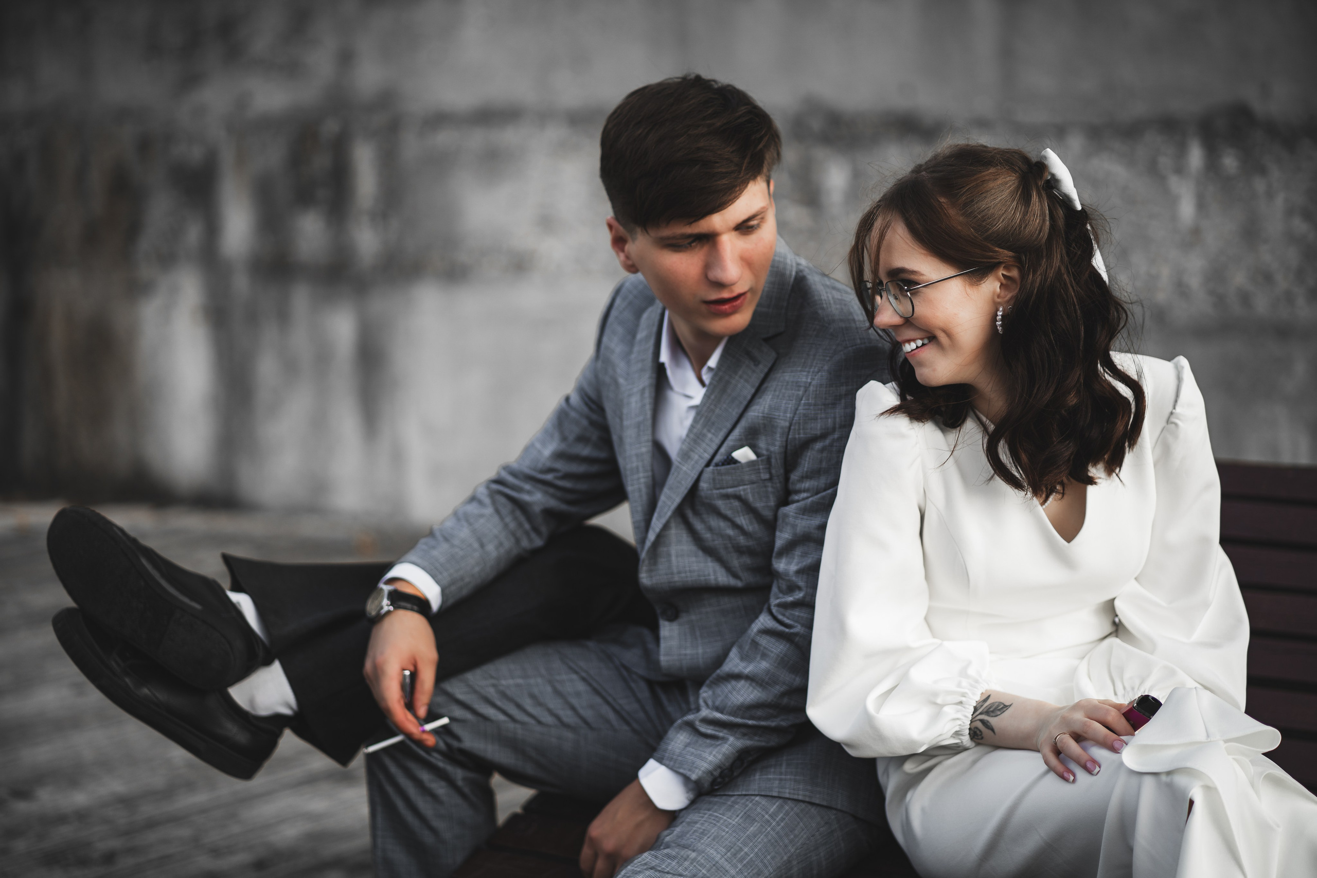 Счастливые жених и невеста после загса