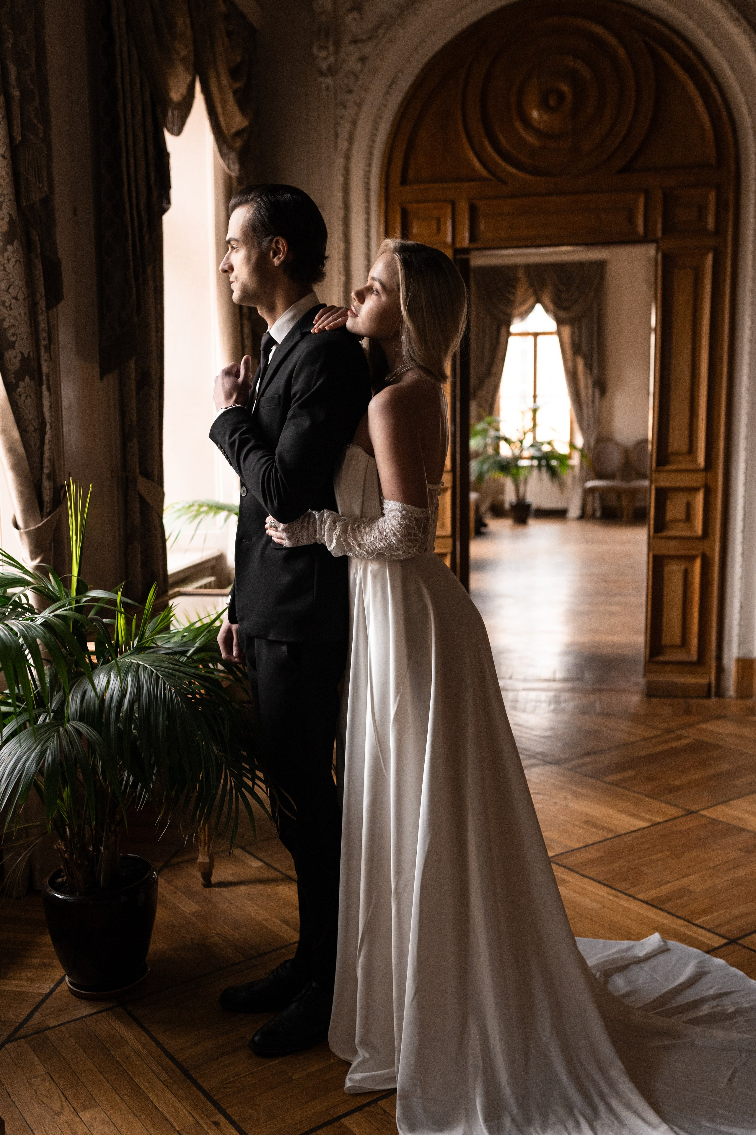 Свадебная фотосессия в Пушкинской библиотеке. Свадебный фотограф в Москве Анна Полушина