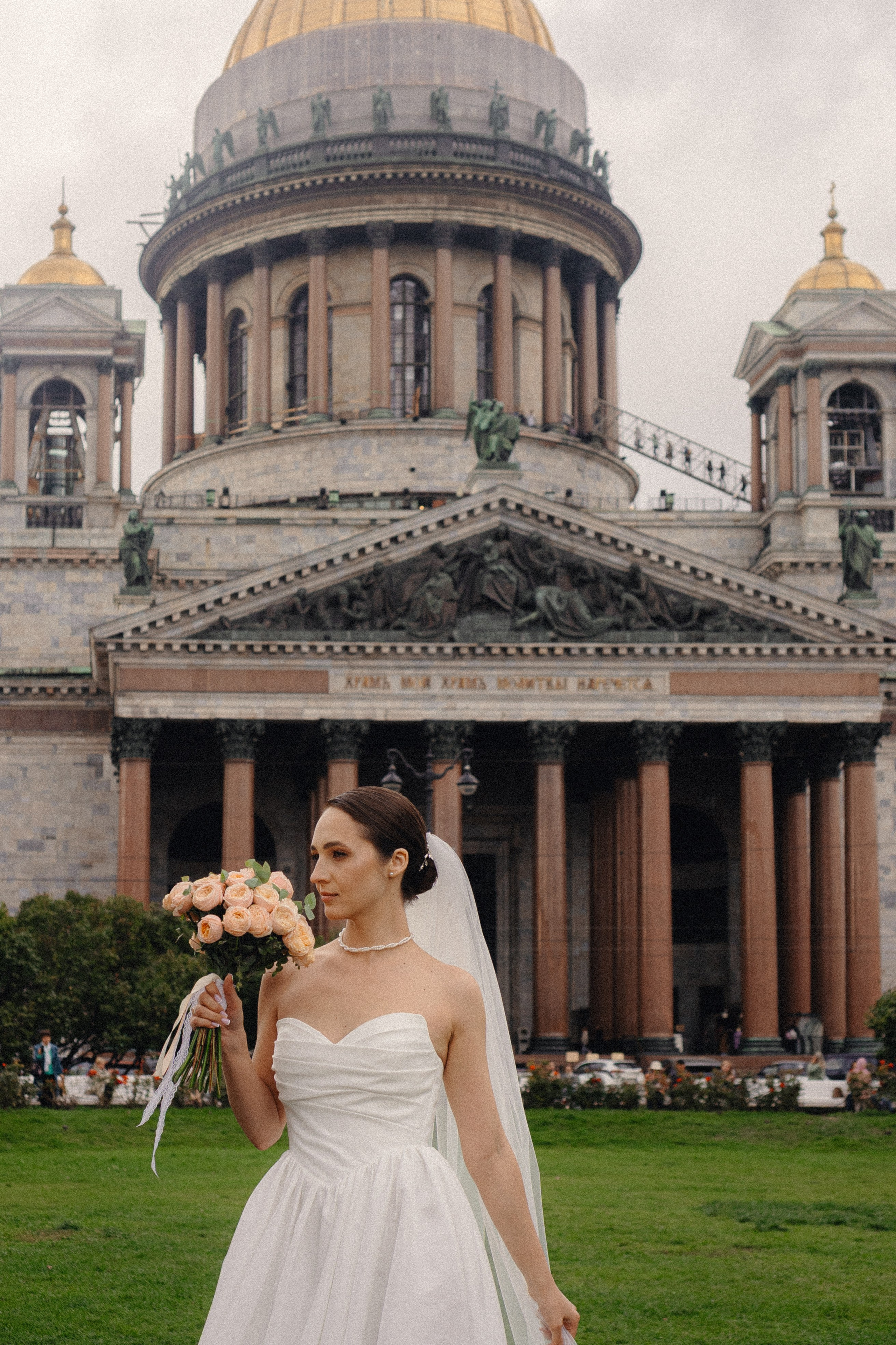 СВАДЕБНАЯ ПРОГУЛКА В САНТК-ПЕТЕРБУРГЕ (ИСАКИЕВСКИЙ СОБОР, ЗИМНЯЯ КАНАВКА, ЭРМИТАЖ И БОЛЬШАЯ МОРСКАЯ УЛИЦА). Профессиональный фотограф, Санкт-Петербург — Виктория Богомолова