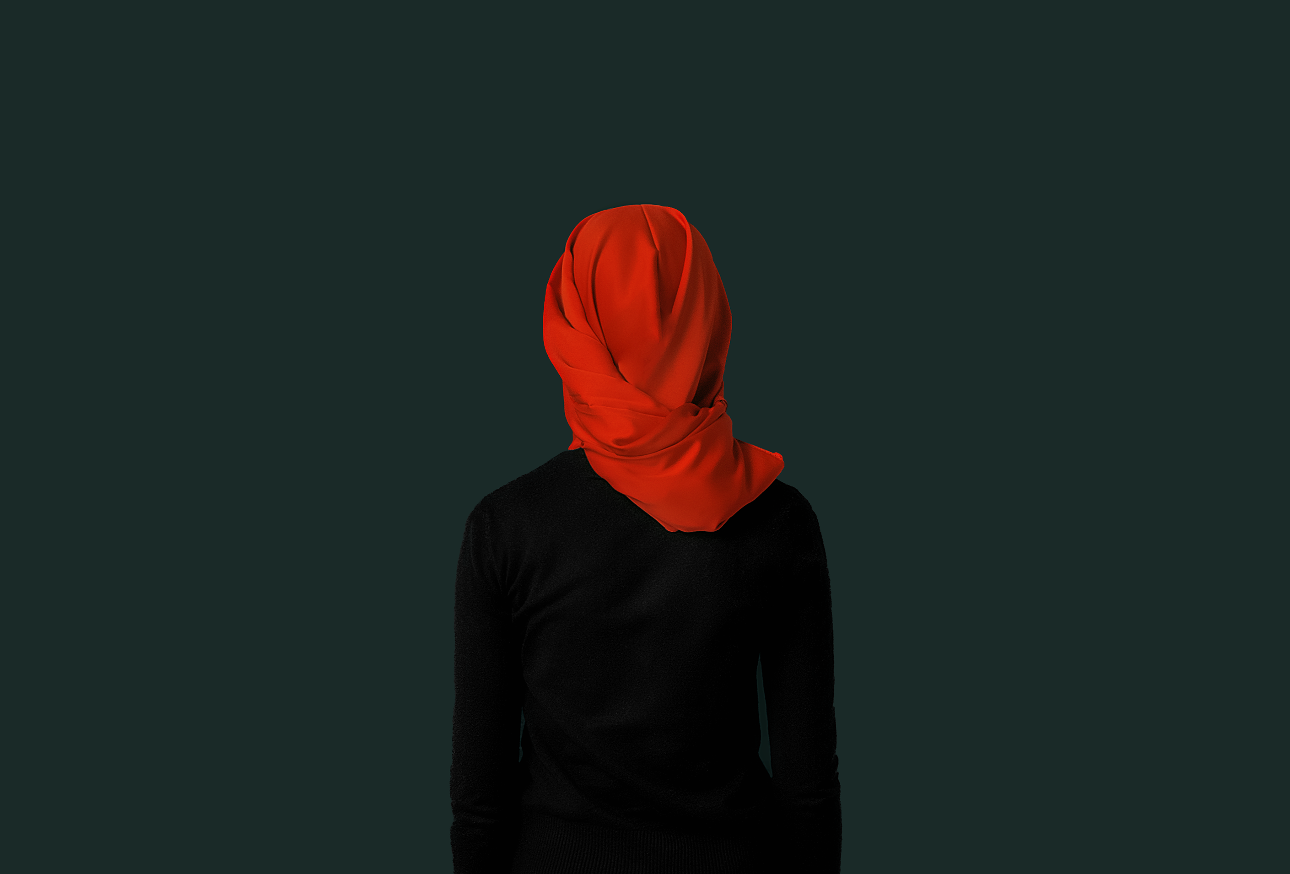 Творческая идея с черном платье и с красной повязкой в виде платка на голове модели в студии