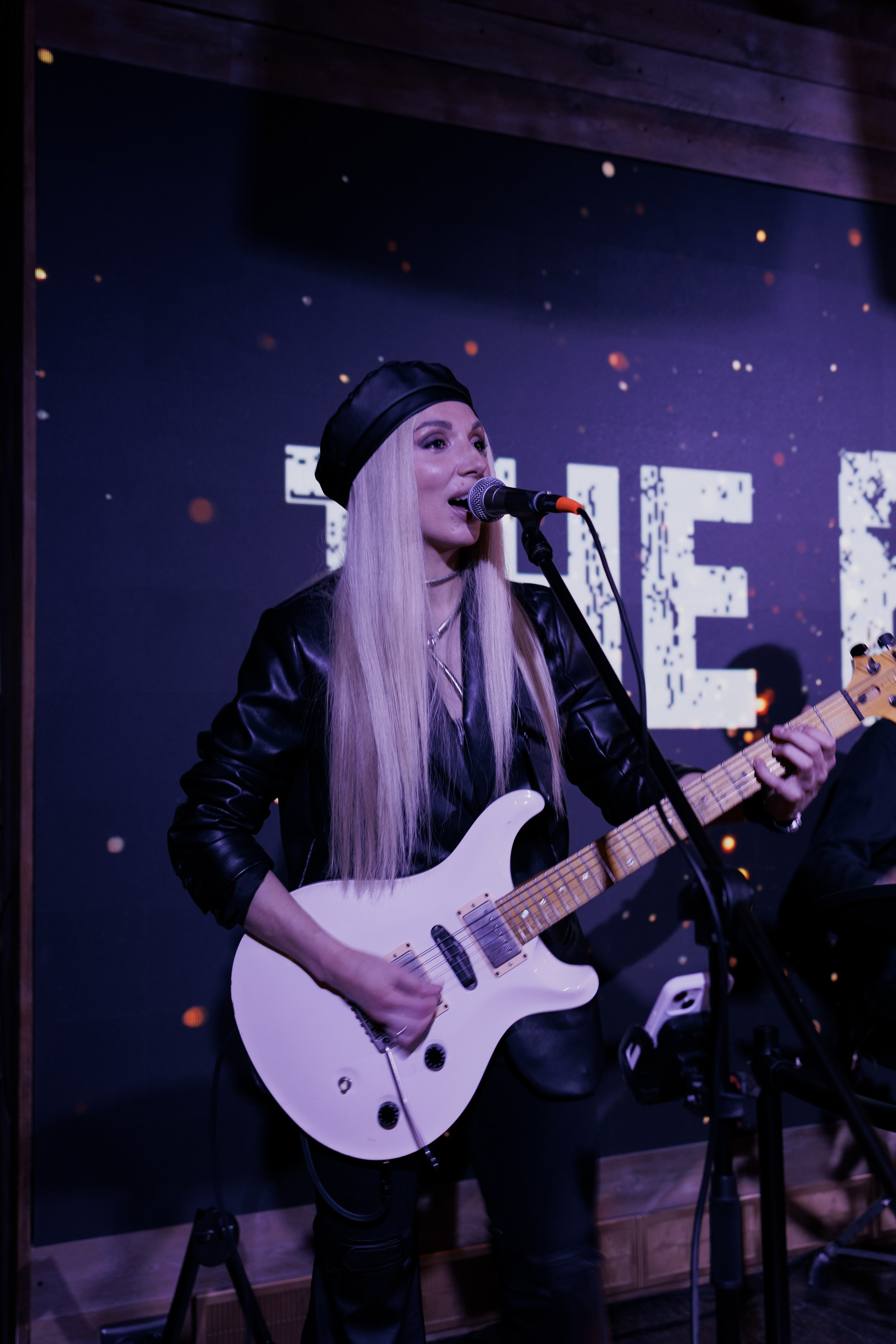 Cover band The Bees. Photographer in Turkey — Dari N