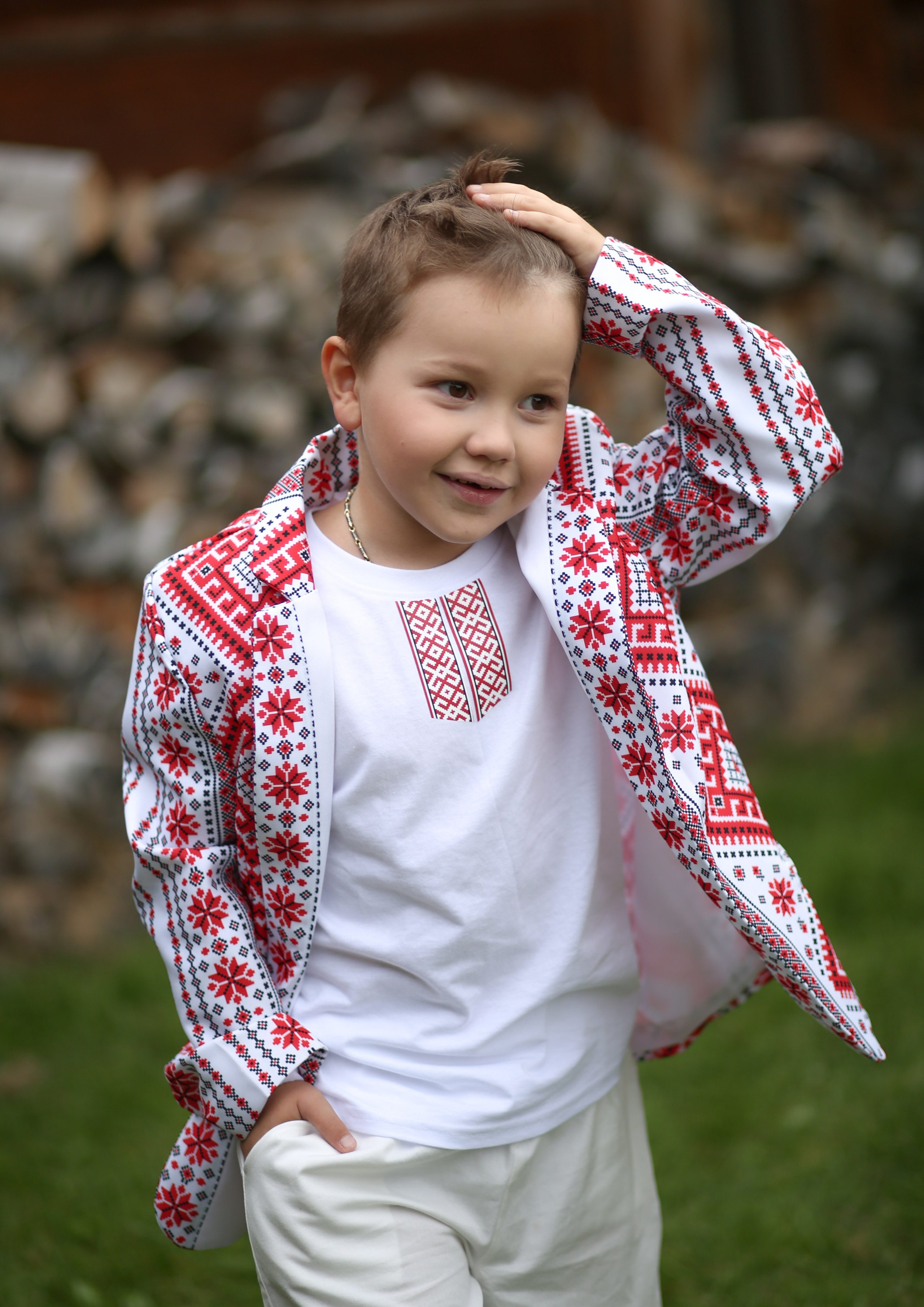 аренда наряда "славянские мотивы". В состав костюма входит пиджак, футболка с принтом. ! Стоимость проката сутки 2000р. рост модели 122 см