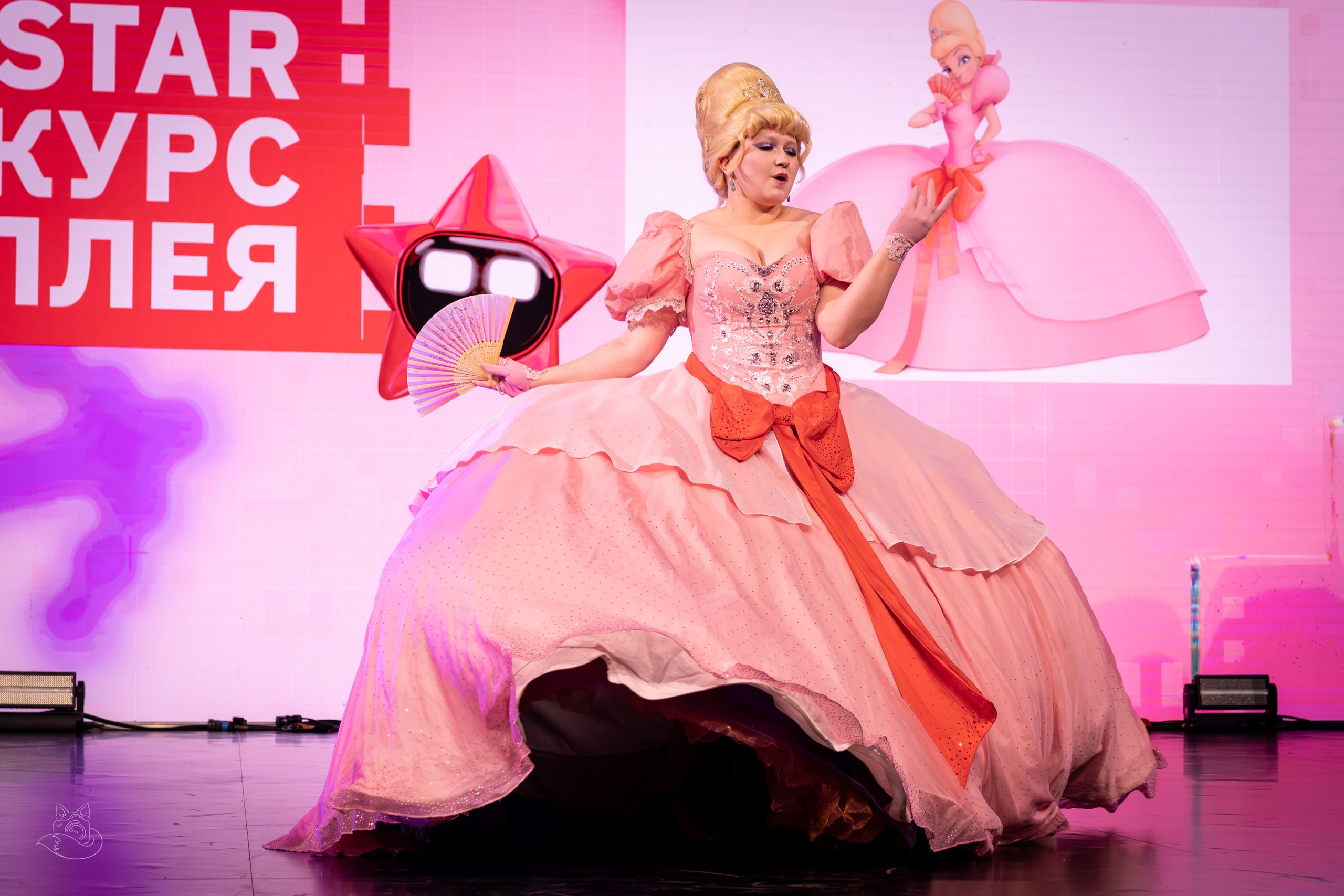 Сцена РЭД ЭКСПО 2024. Косплей фотограф