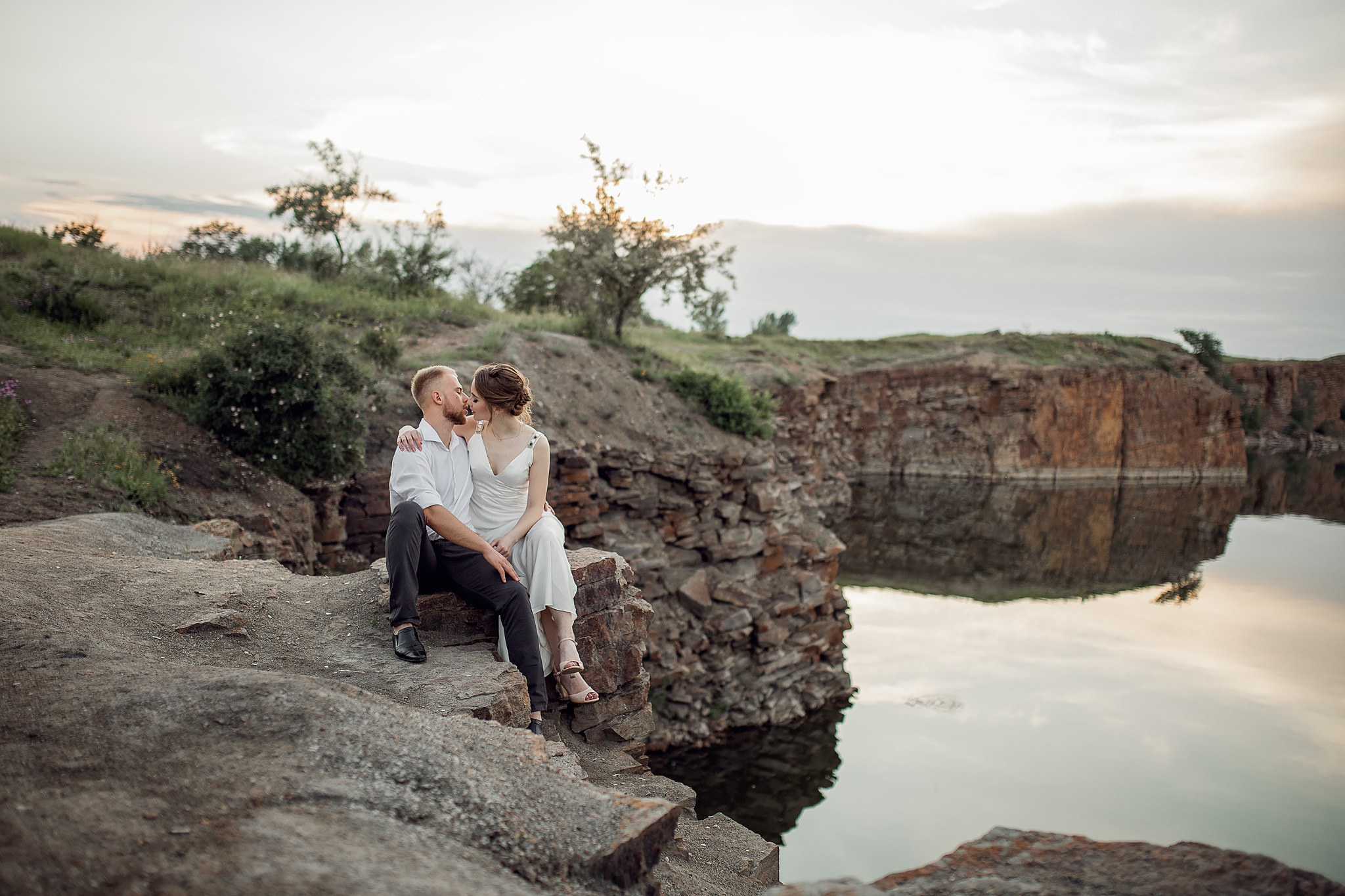 Свадебная фотосессия на каменном карьере у воды. Семейный и свадебный фотограф в Донецке Елена Гордеева