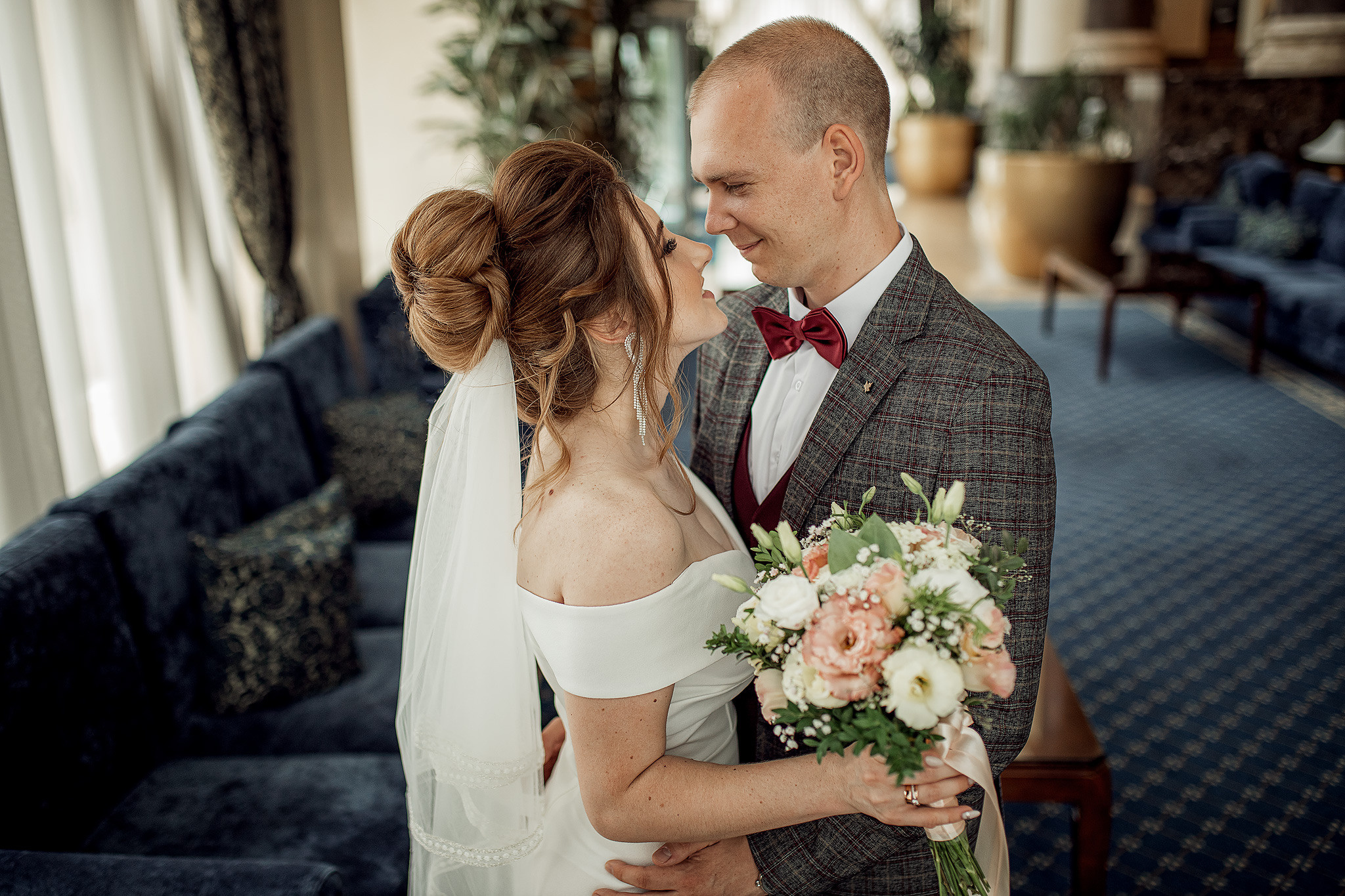 Свадебная фотосессия Софии и Сергея в отеле. Семейный и свадебный фотограф в Донецке Елена Гордеева