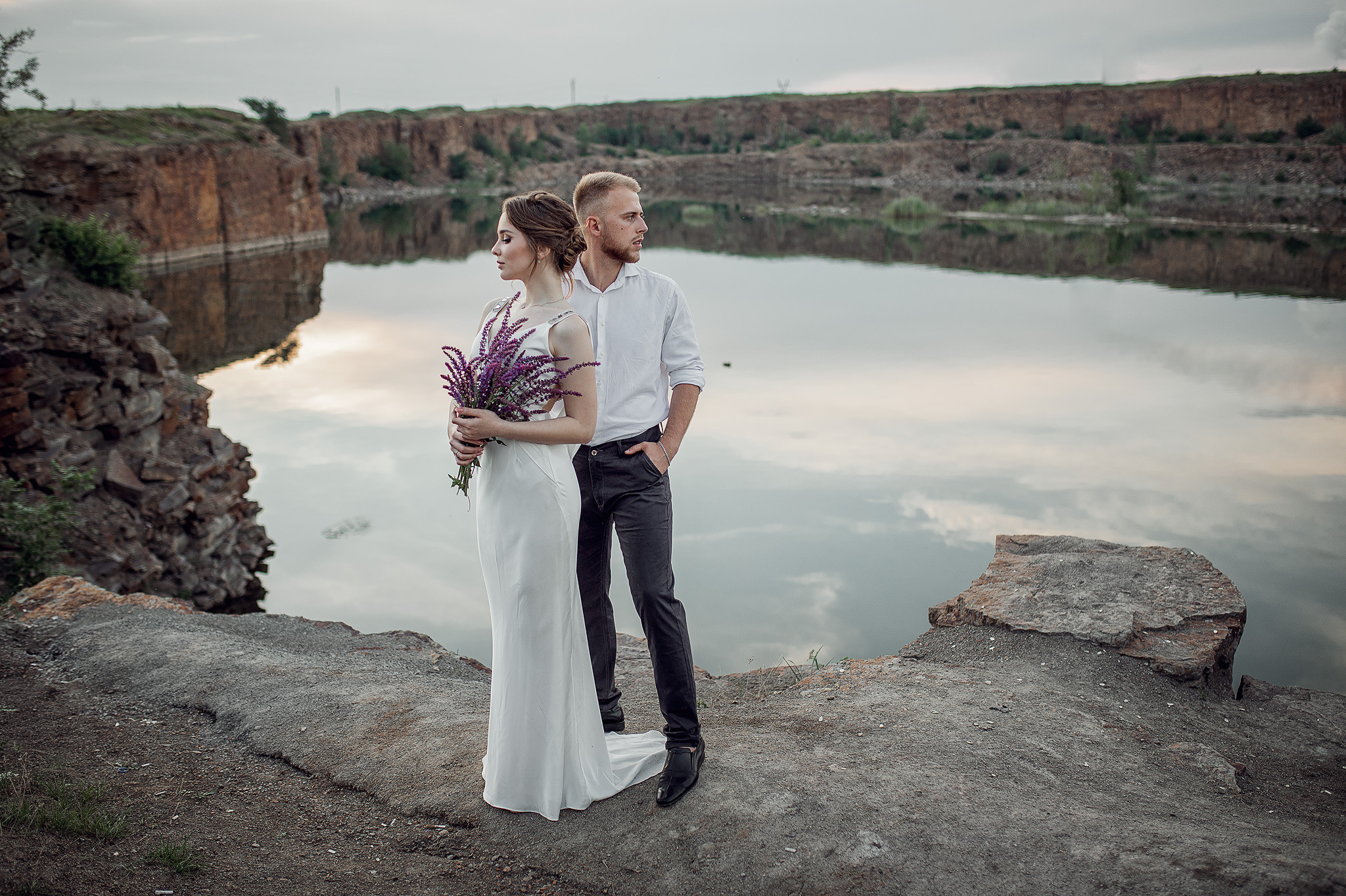 Свадебная фотосессия на каменном карьере у воды. Семейный и свадебный фотограф в Донецке Елена Гордеева