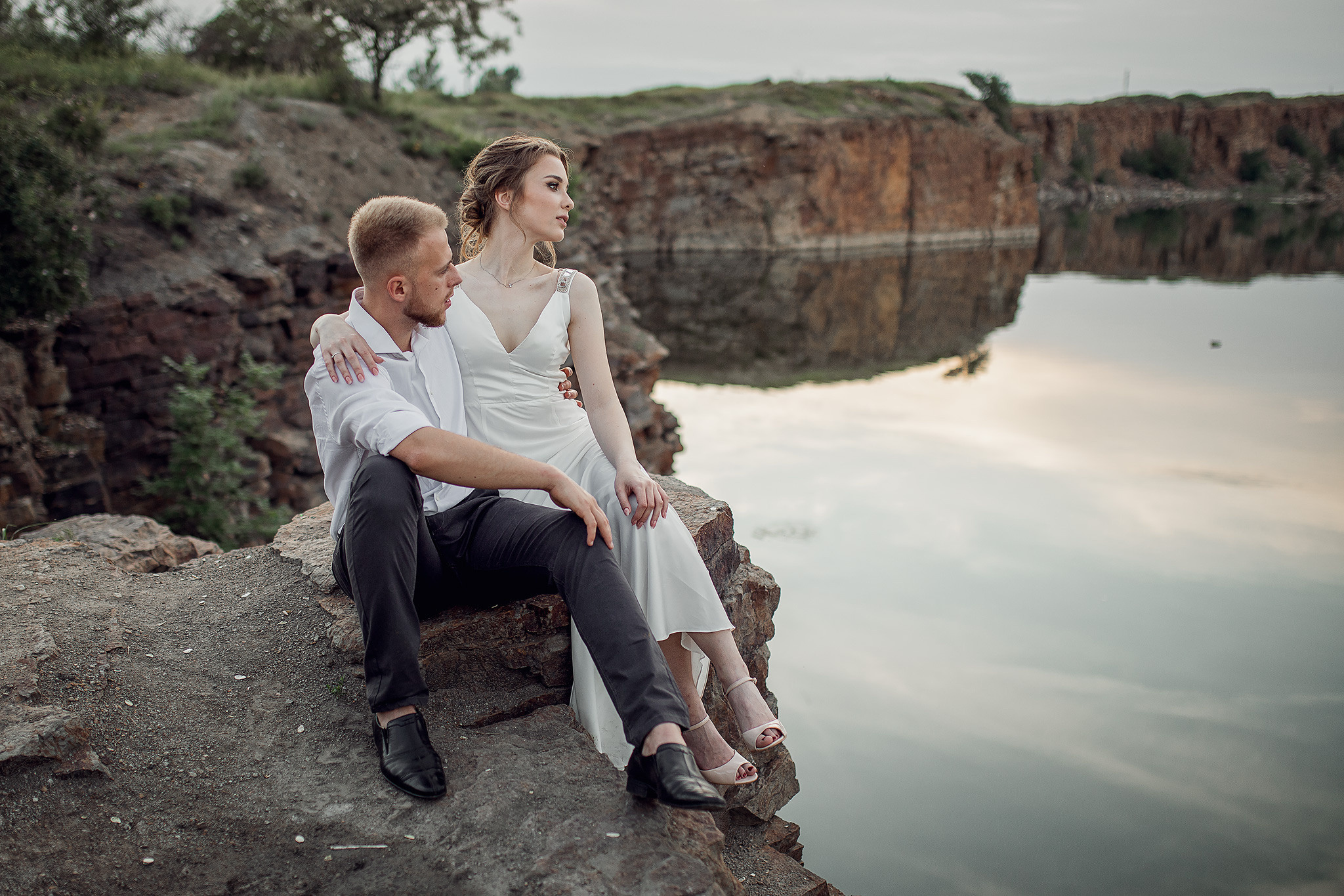 Свадебная фотосессия на каменном карьере у воды. Семейный и свадебный фотограф в Донецке Елена Гордеева