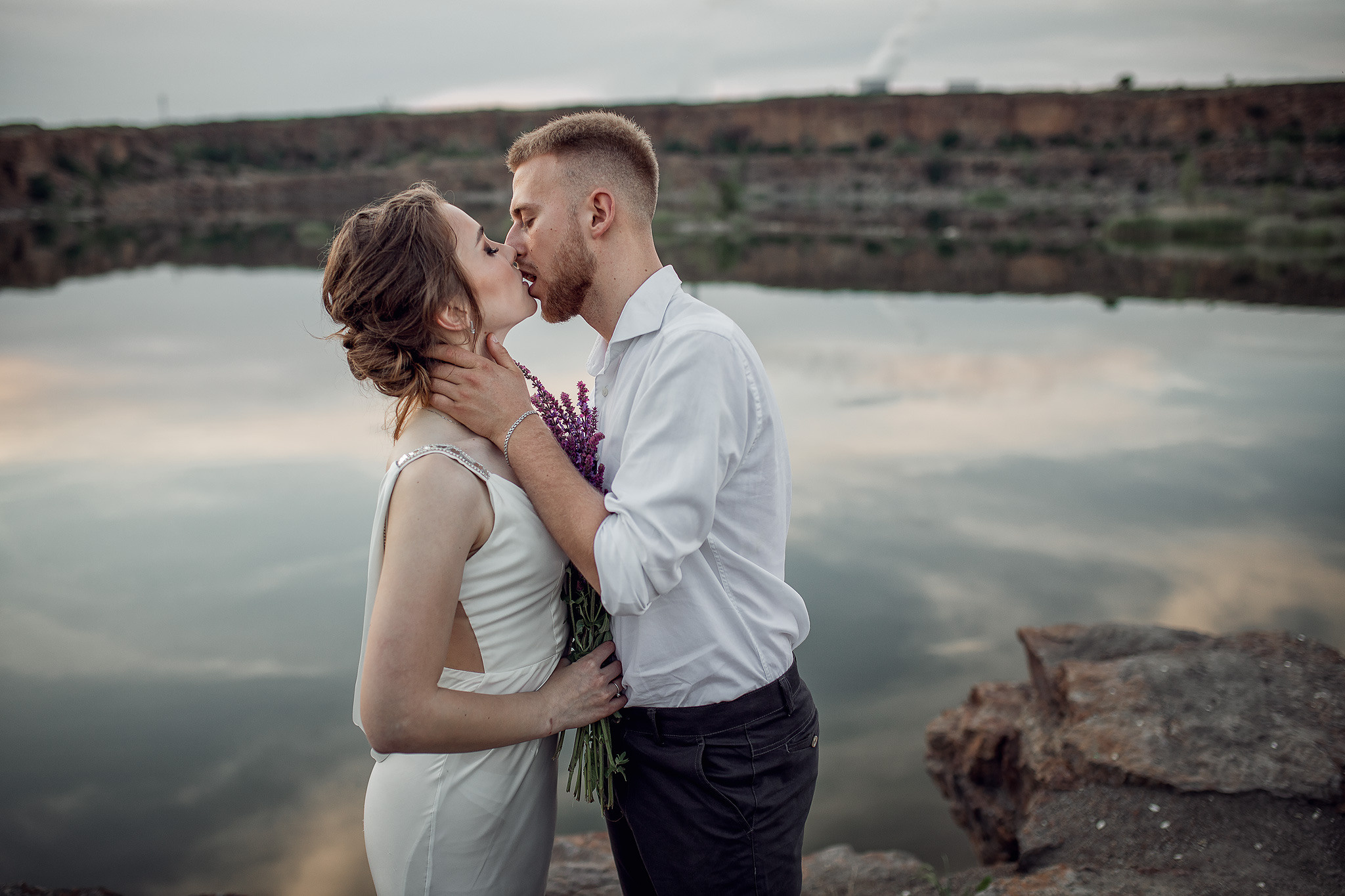 Свадебная фотосессия на каменном карьере у воды. Семейный и свадебный фотограф в Донецке Елена Гордеева