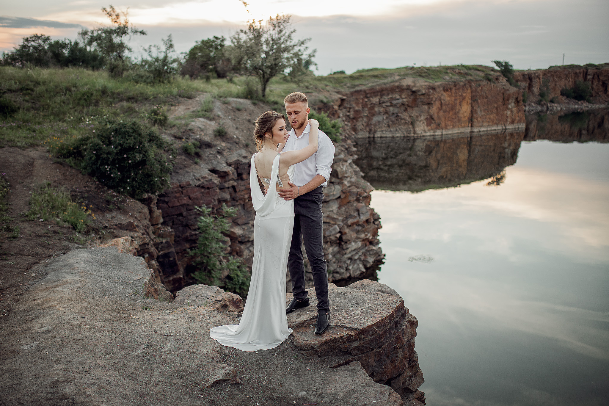 Свадебная фотосессия на каменном карьере у воды. Семейный и свадебный фотограф в Донецке Елена Гордеева