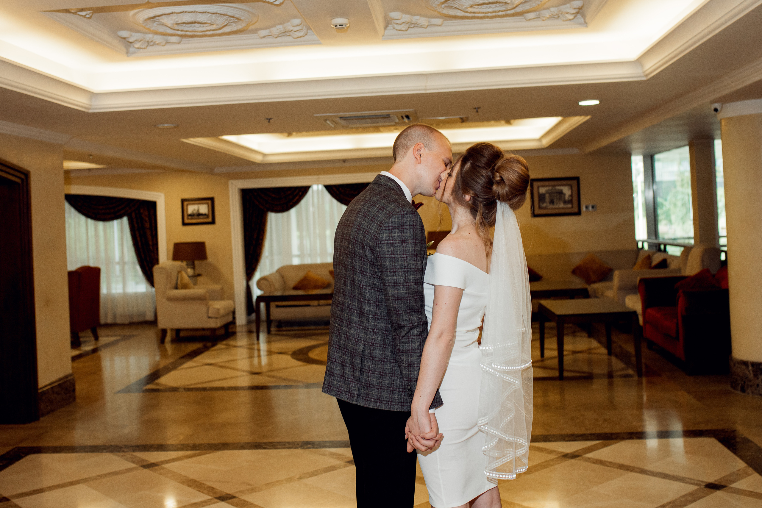 Свадебная фотосессия Софии и Сергея в отеле. Семейный и свадебный фотограф в Донецке Елена Гордеева