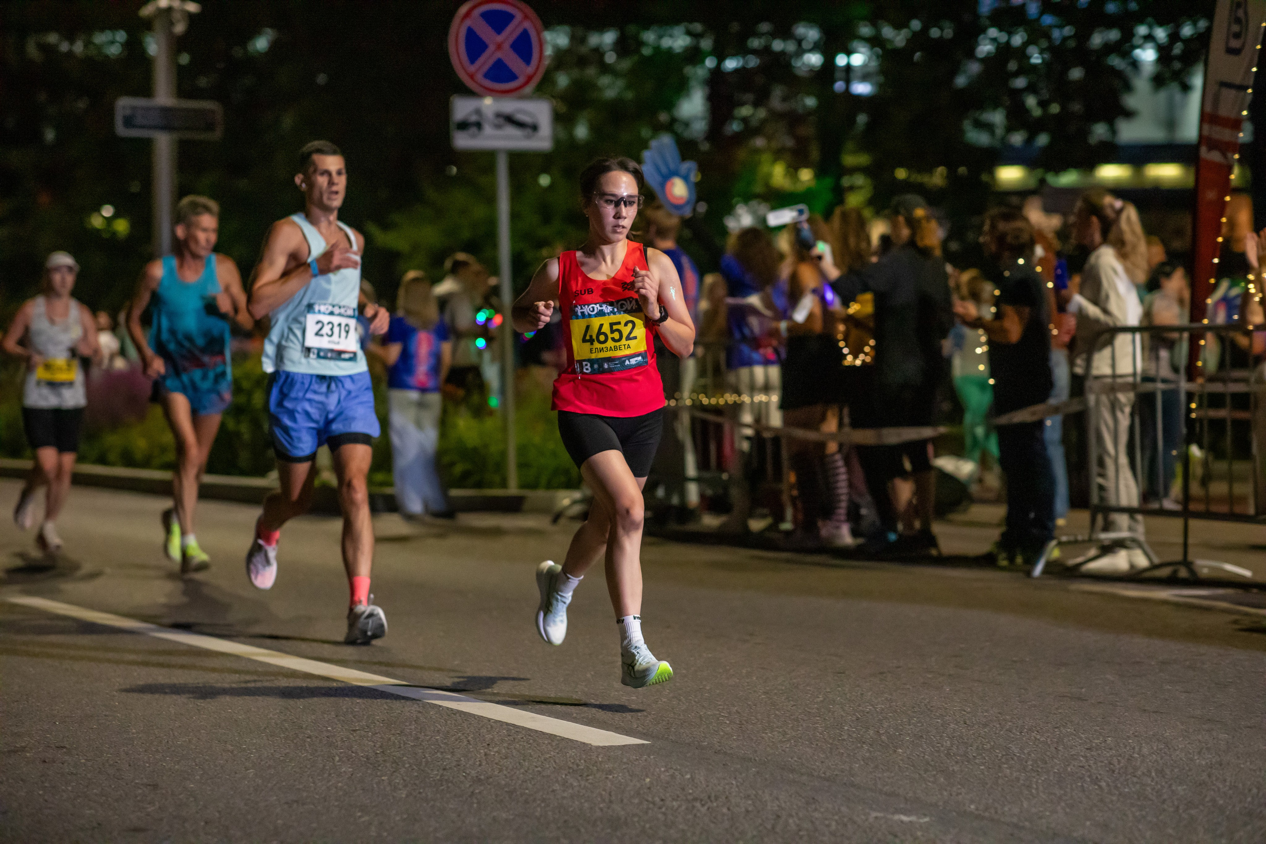 Ночной забег в ленте фотографий бегунов 03.08.24. Фотограф Сергей Ловкий