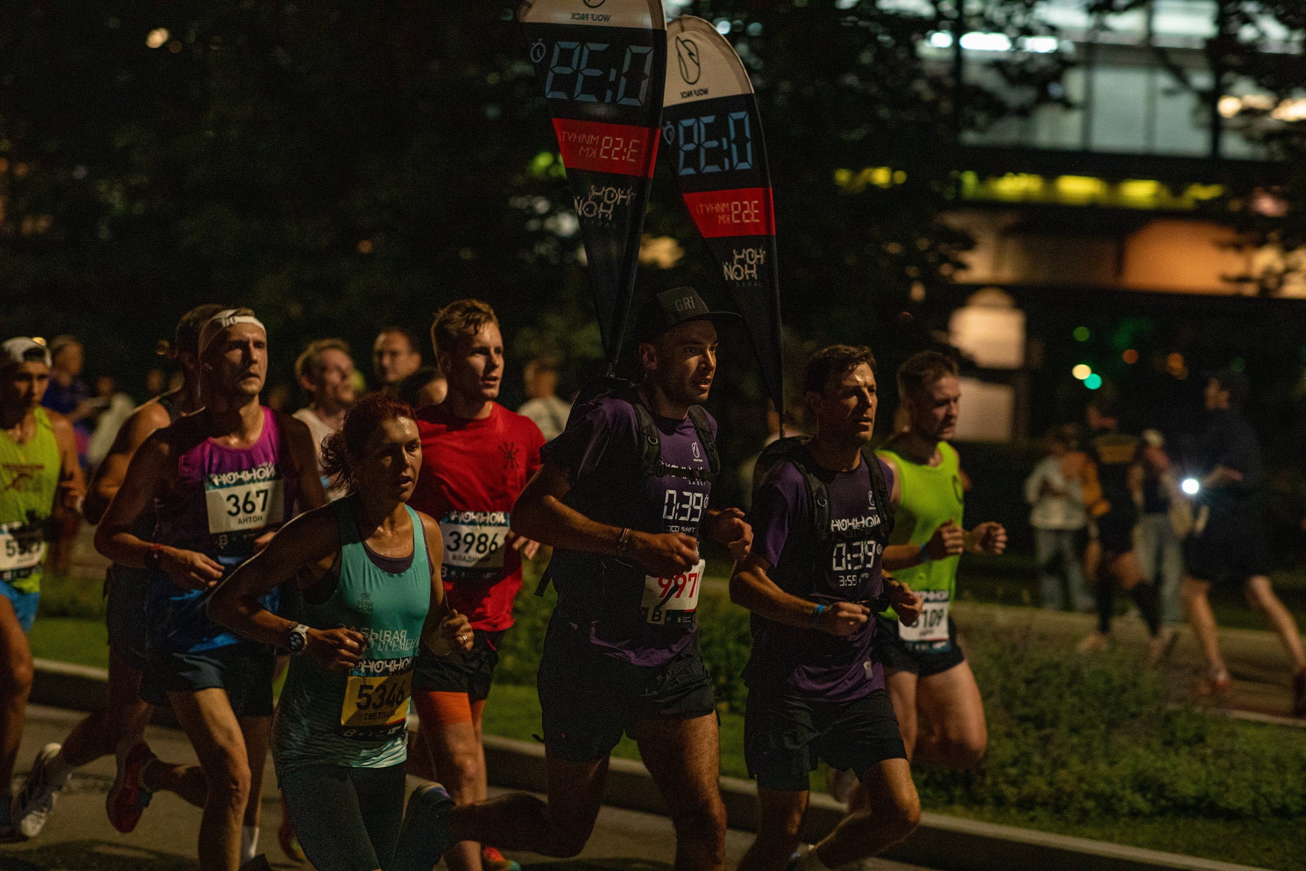 Ночной забег в ленте фотографий бегунов 03.08.24. Фотограф Сергей Ловкий
