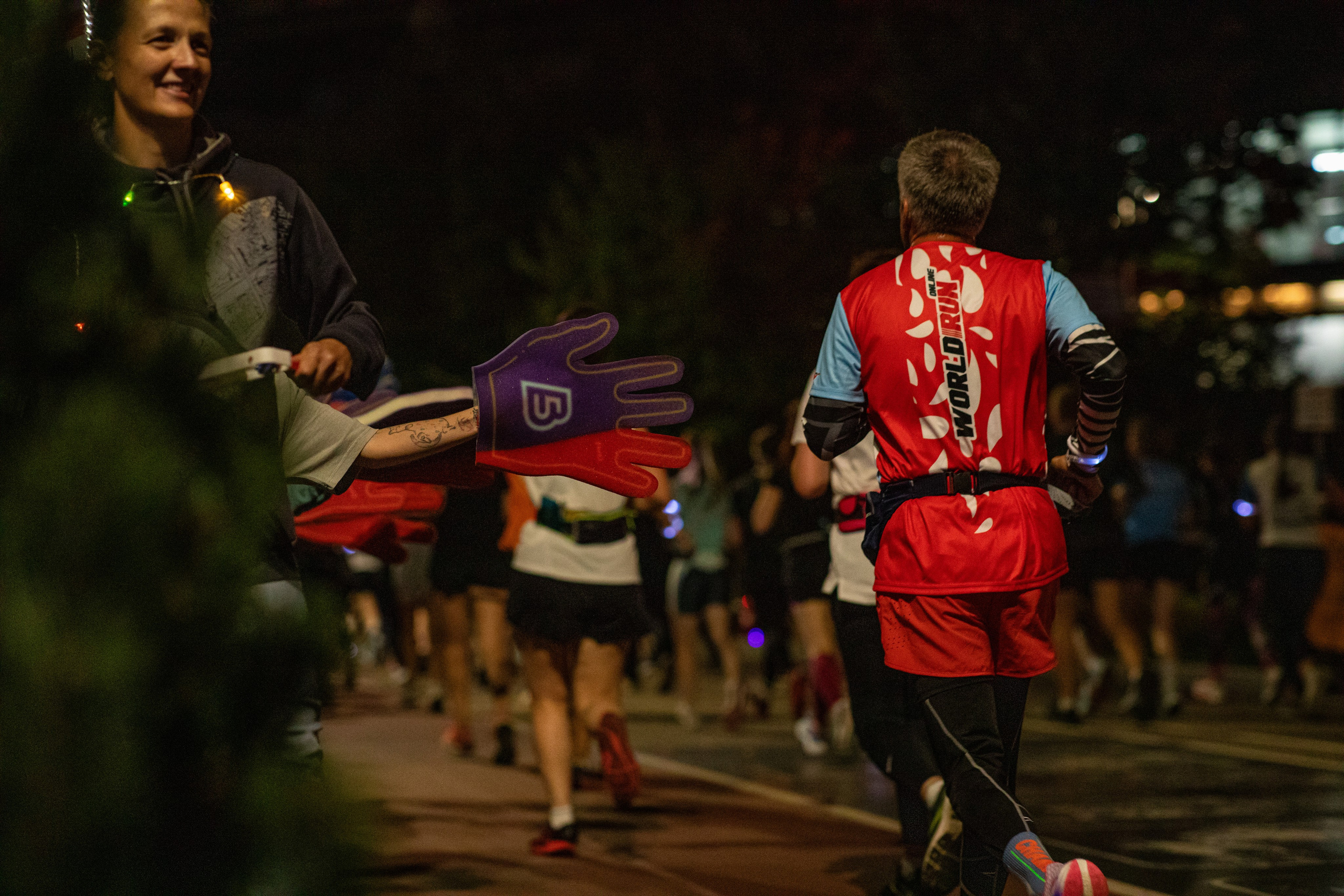 Ночной забег в ленте фотографий бегунов 03.08.24. Фотограф Сергей Ловкий