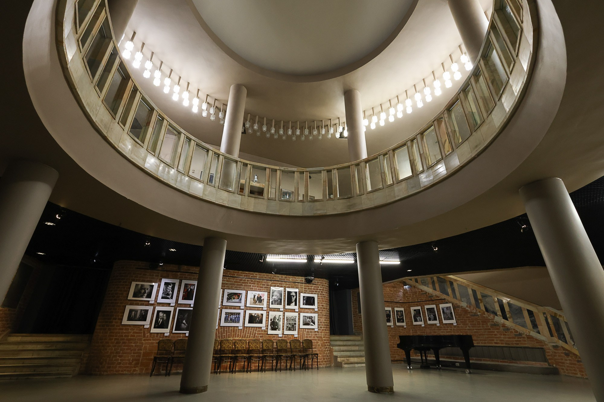 КОРИФЕИ. Репортажный, архитектурный, театральный и файн-арт фотограф Лена Мельникова в Москве