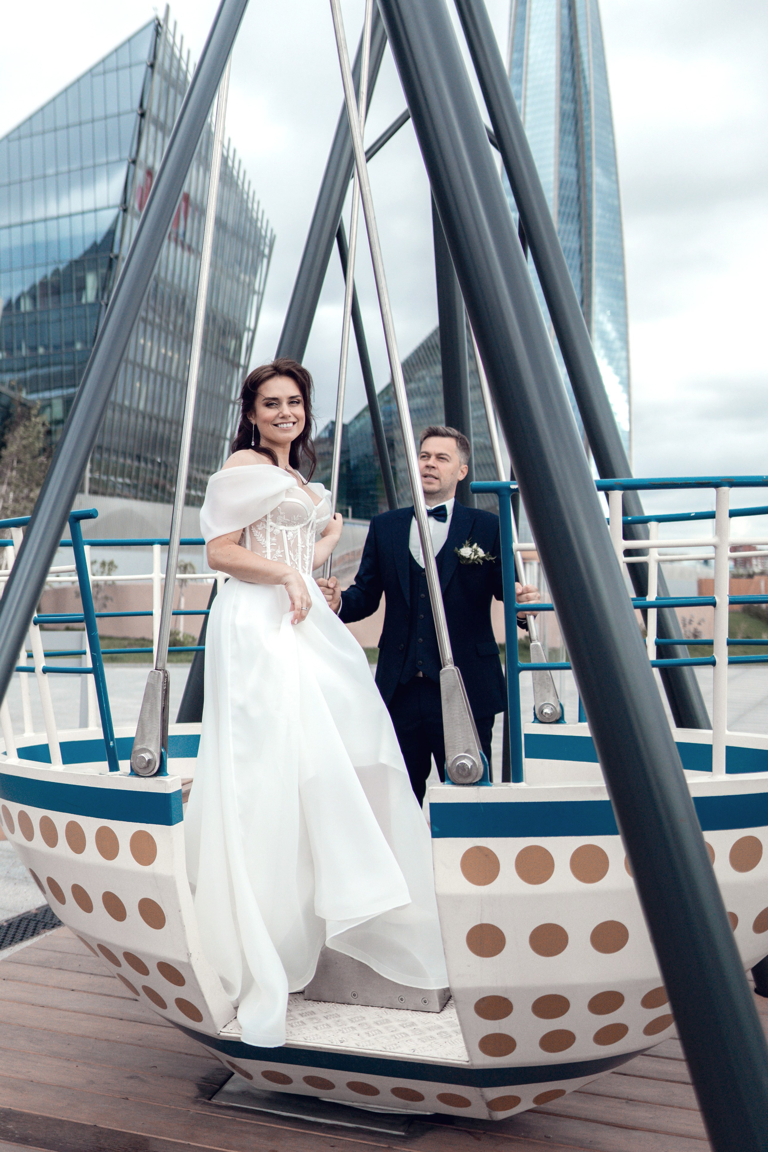 Свадебная фотосессия рядом с Лахта центром Жених и невеста на качелях