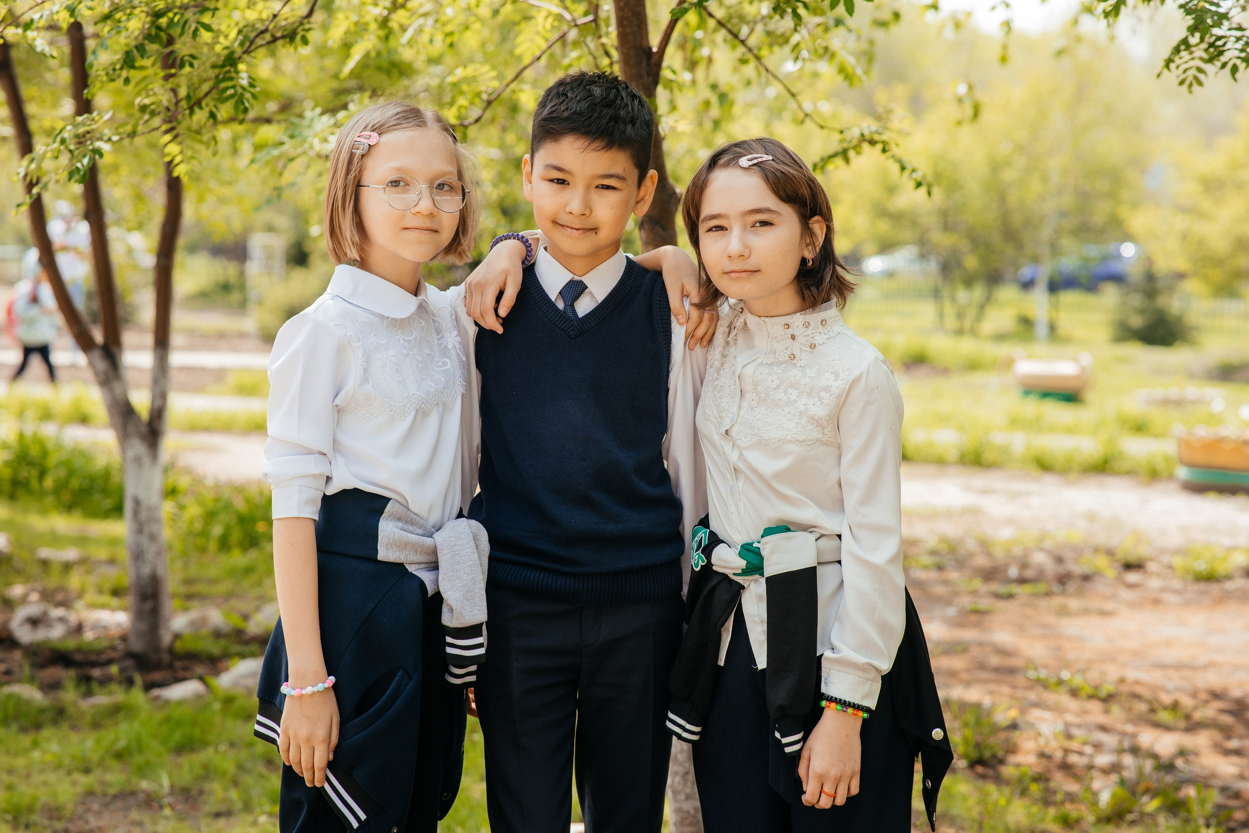Трое одноклассников Восточно Казахстанской Области на фото съемке выпускного альбома на природе