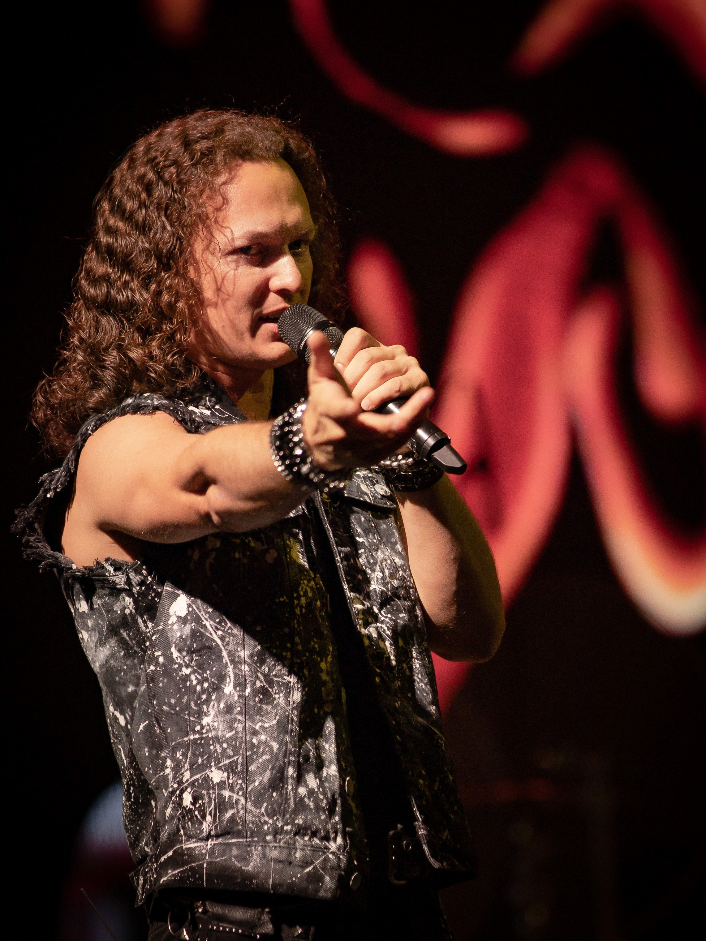 Эпидемия. Крылья Сахалина. Фотограф. г. Южно-Сахалинск. Олег Толстов