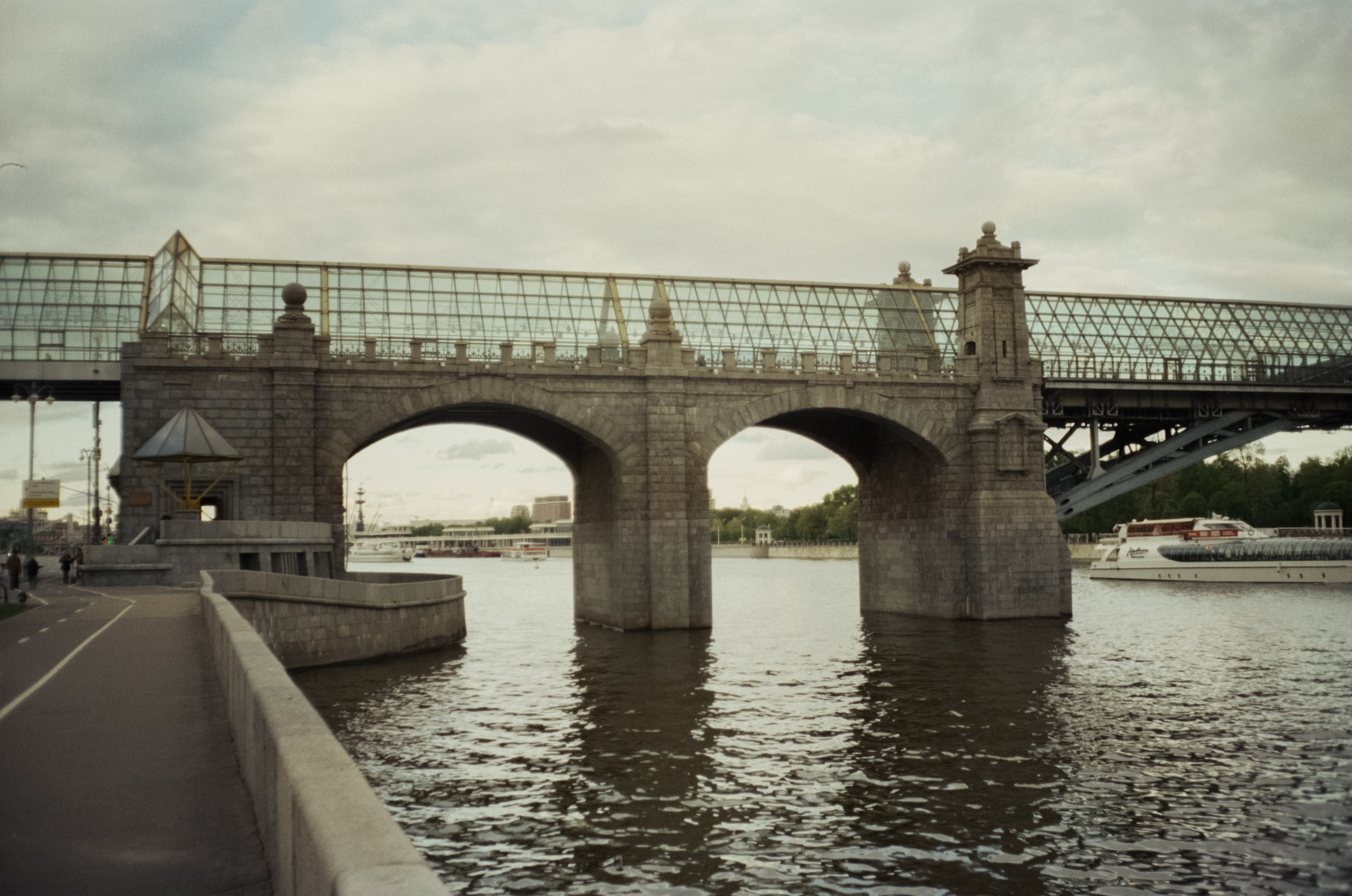 Ricoh FF-1 gray | Perspekriva expired Vision 200D | Фрунзенская набержная 5 мая 2025 года