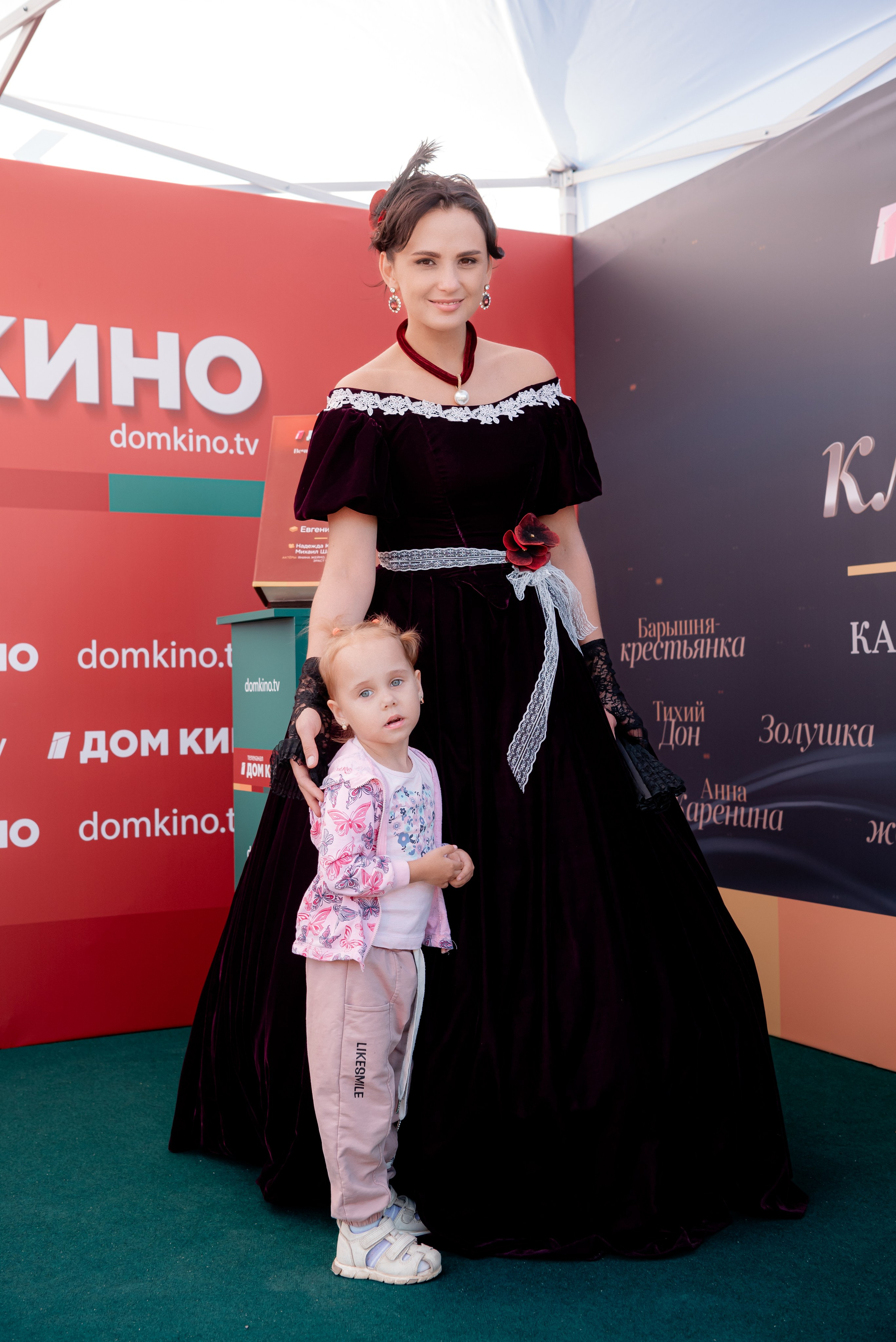 Портретные фото с артистами в палатке Триколор Дом Кинов на день города Волгоград. Фотограф в Волгограде и Волжском Александр Горбань