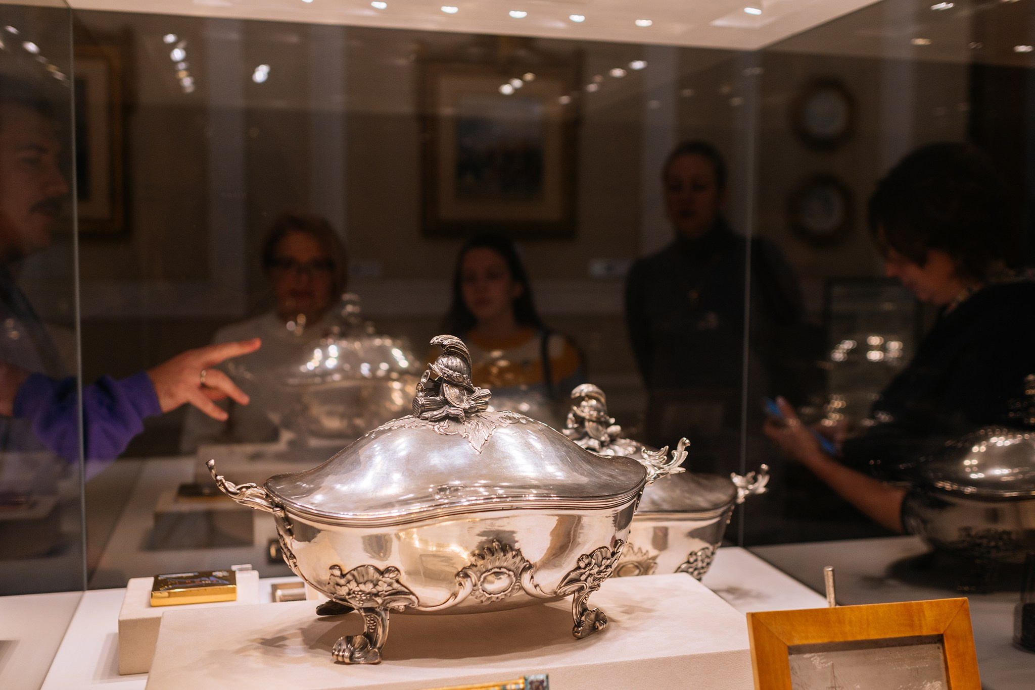 Егор Шапиро. Экскурсия в музей Фаберже. Ноябрь 24. Репортажный фотограф в Санкт-Петербурге Анастасия Клёпова